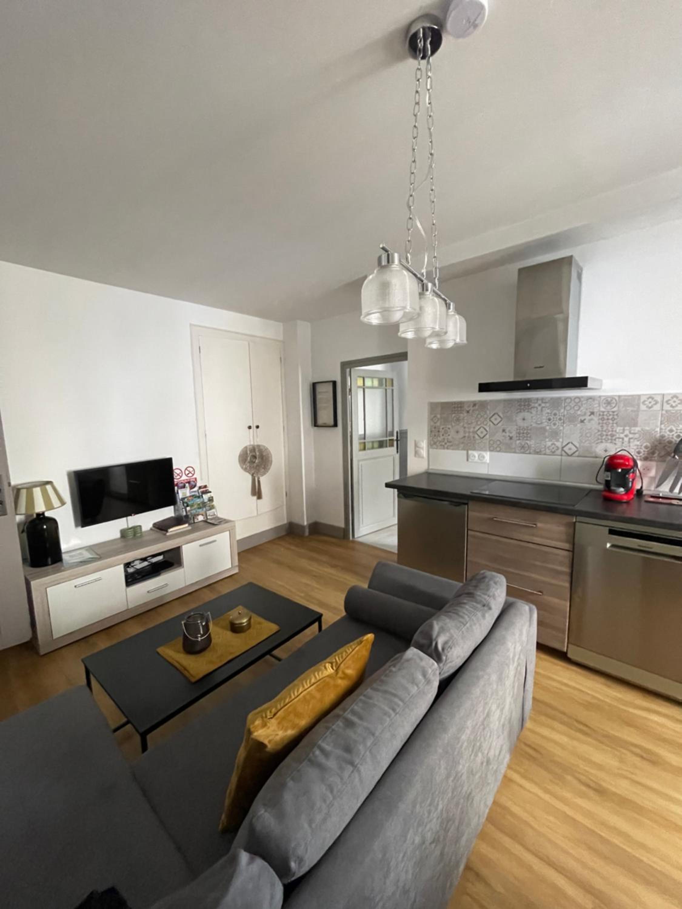Liberté et Confort, appartement entier, moderne avec 2 chambres et cuisine équipée au coeur de Semur