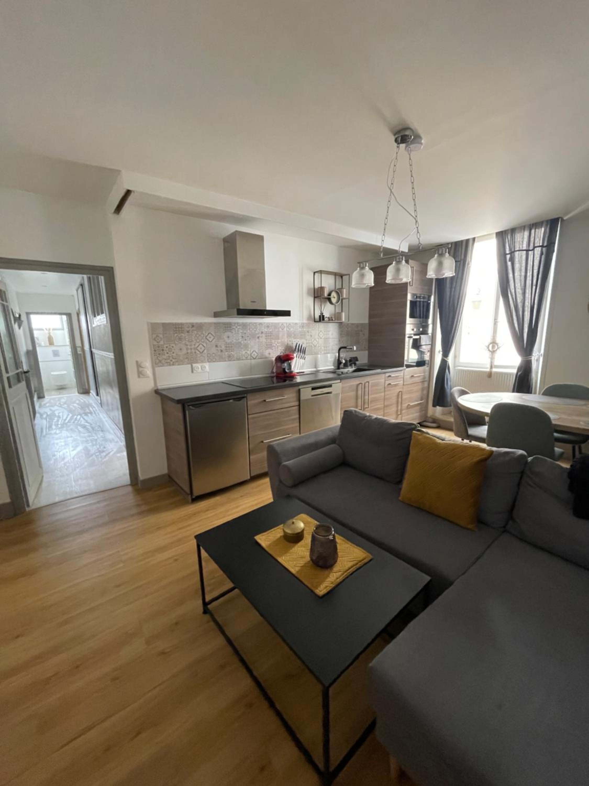 Liberté et Confort, appartement entier, moderne avec 2 chambres et cuisine équipée au coeur de Semur