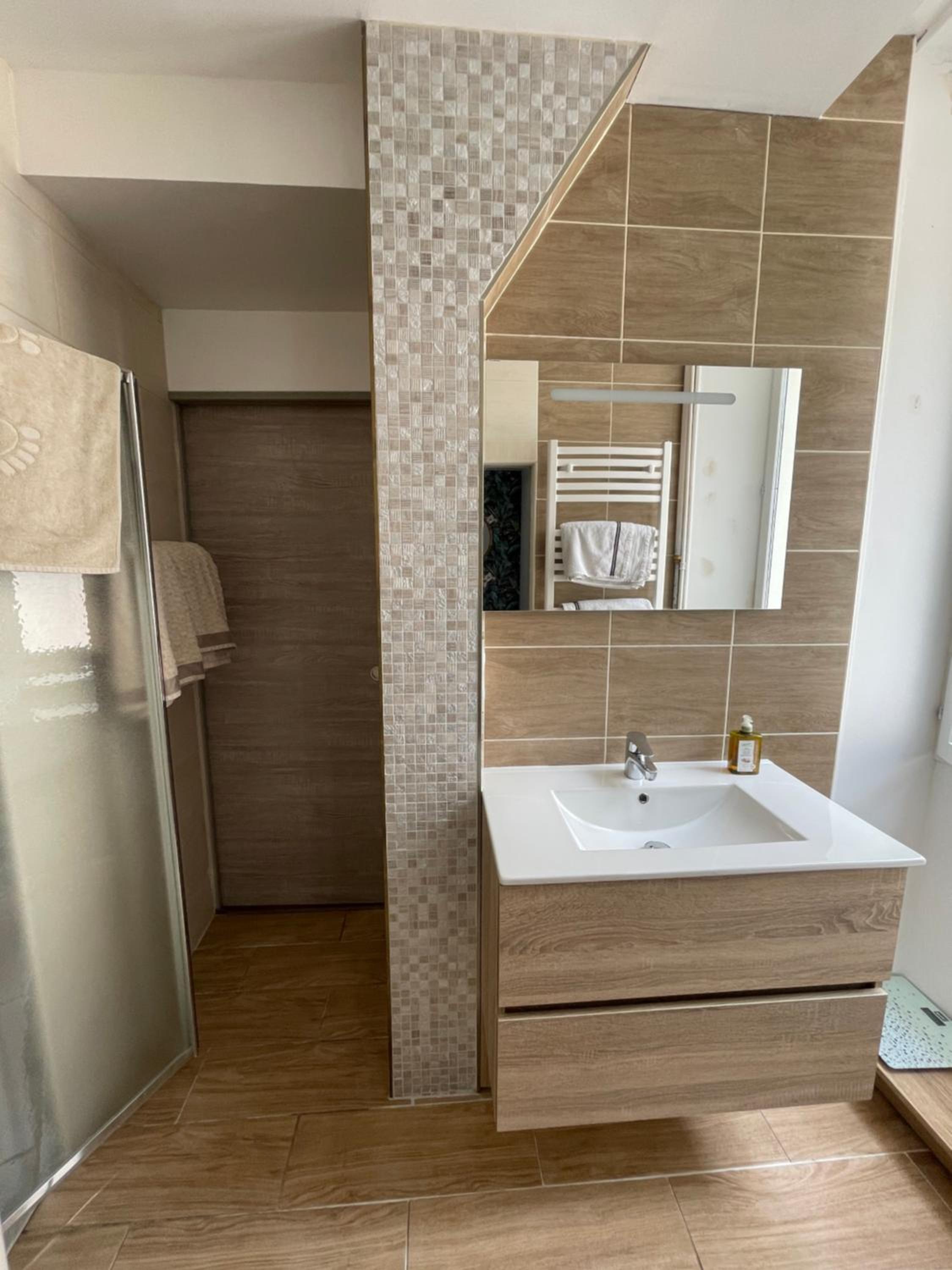 Liberté et Confort, appartement entier, moderne avec 2 chambres et cuisine équipée au coeur de Semur
