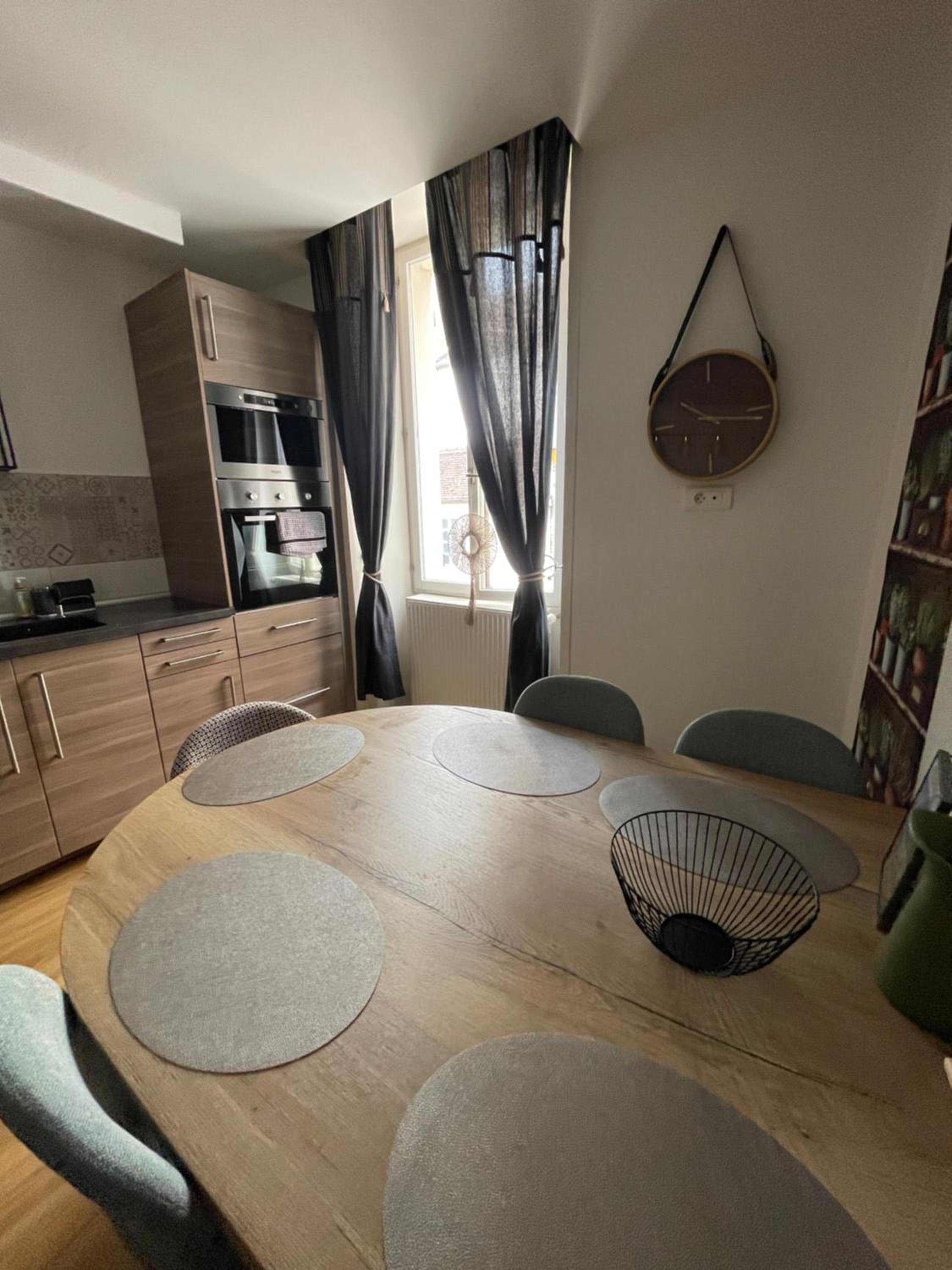 Liberté et Confort, appartement entier, moderne avec 2 chambres et cuisine équipée au coeur de Semur