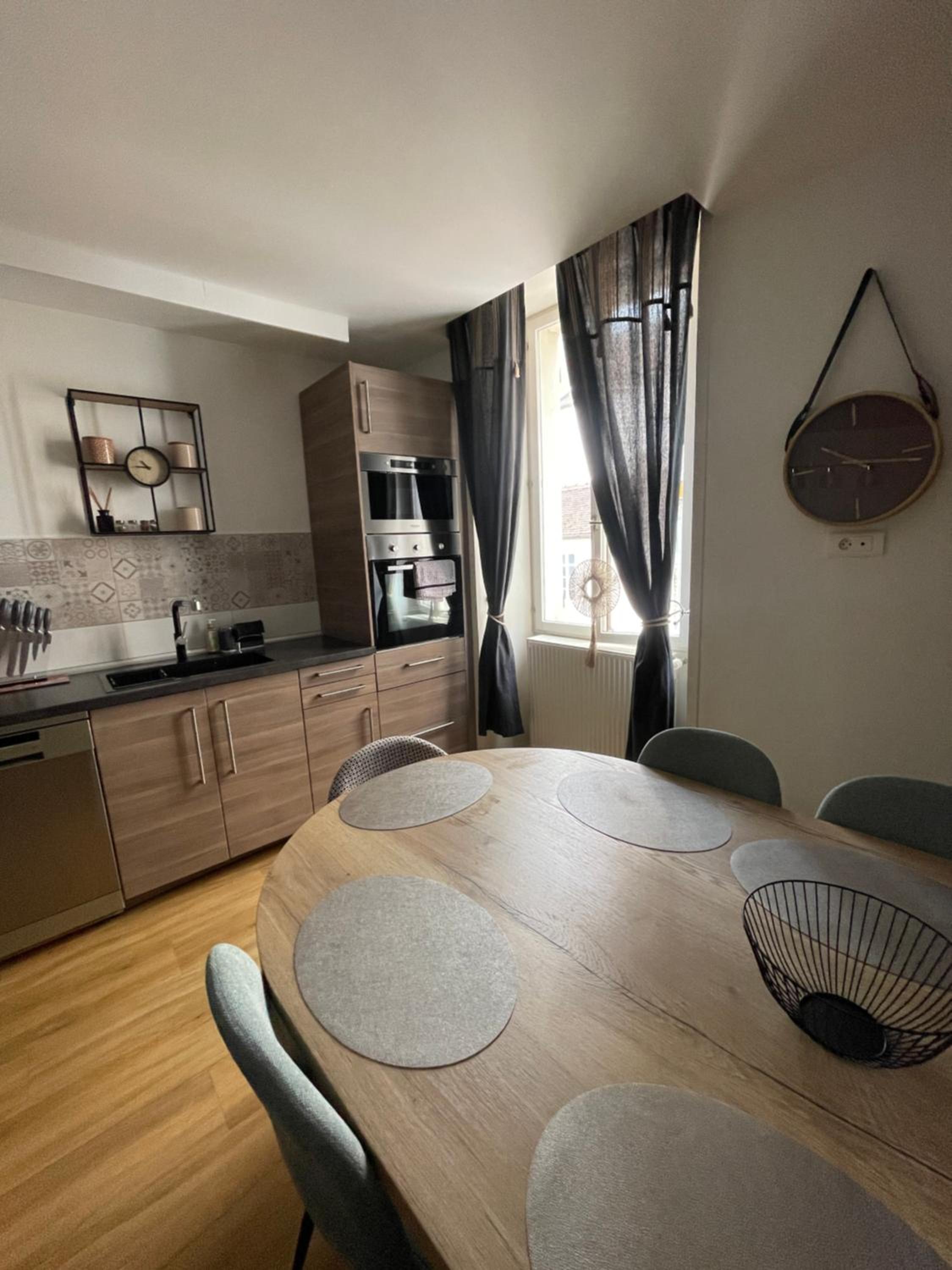 Liberté et Confort, appartement entier, moderne avec 2 chambres et cuisine équipée au coeur de Semur