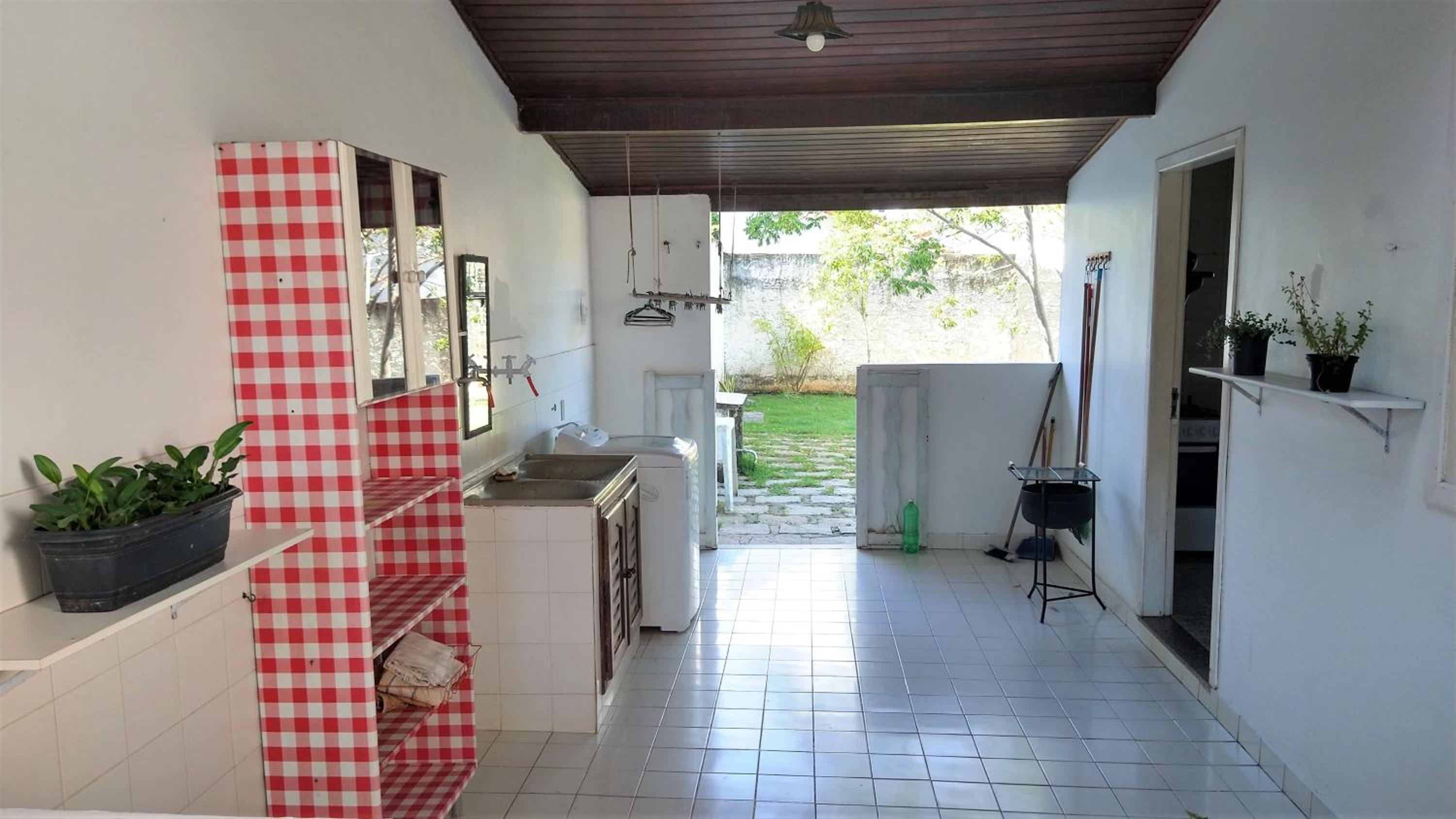 Excelente casa com 3 quartos com suíte e quintal enorme gramado a 600m da praia em Saquarema para até 8 pessoas