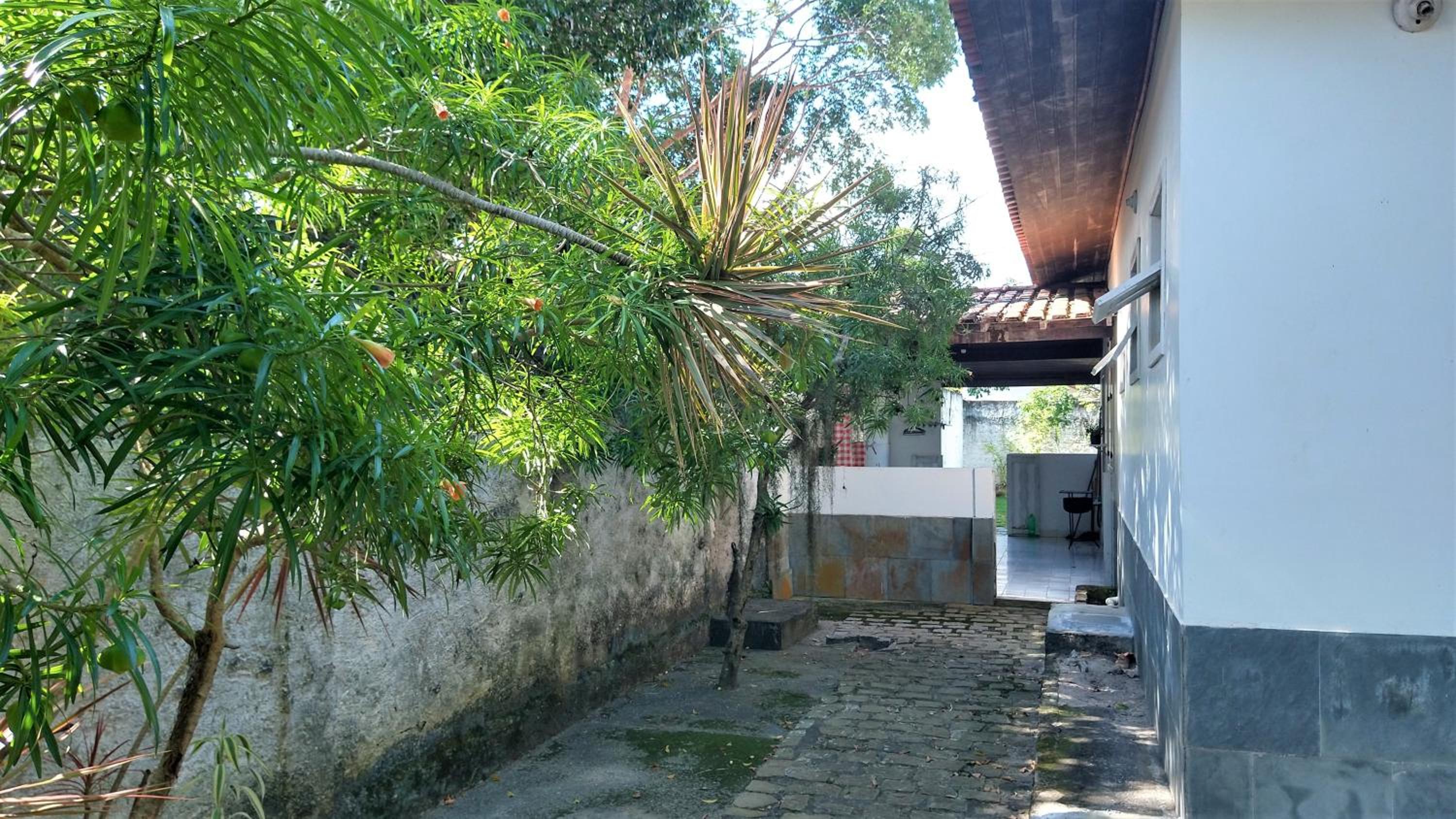 Excelente casa com 3 quartos com suíte e quintal enorme gramado a 600m da praia em Saquarema para até 8 pessoas