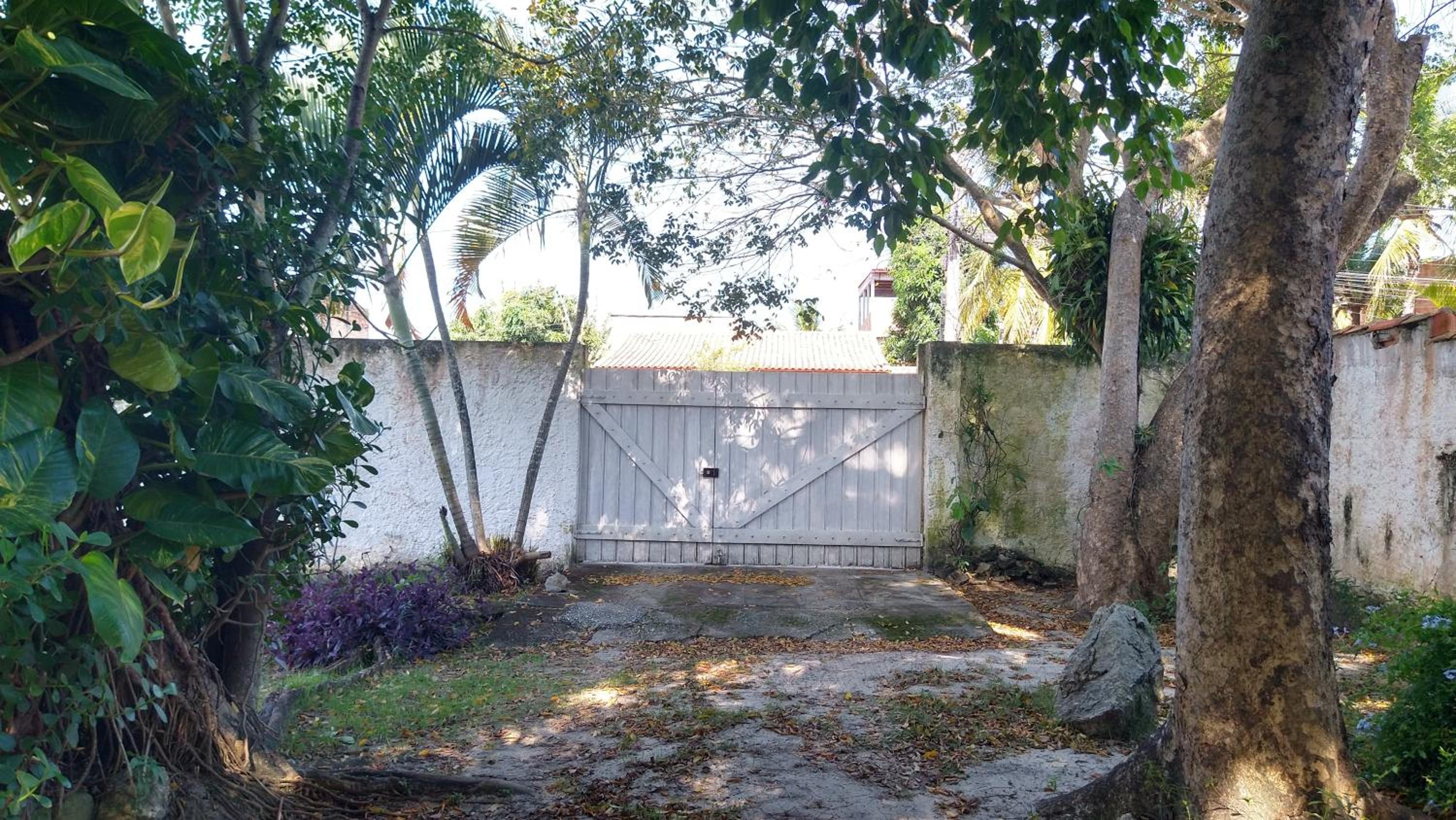 Excelente casa com 3 quartos com suíte e quintal enorme gramado a 600m da praia em Saquarema para até 8 pessoas