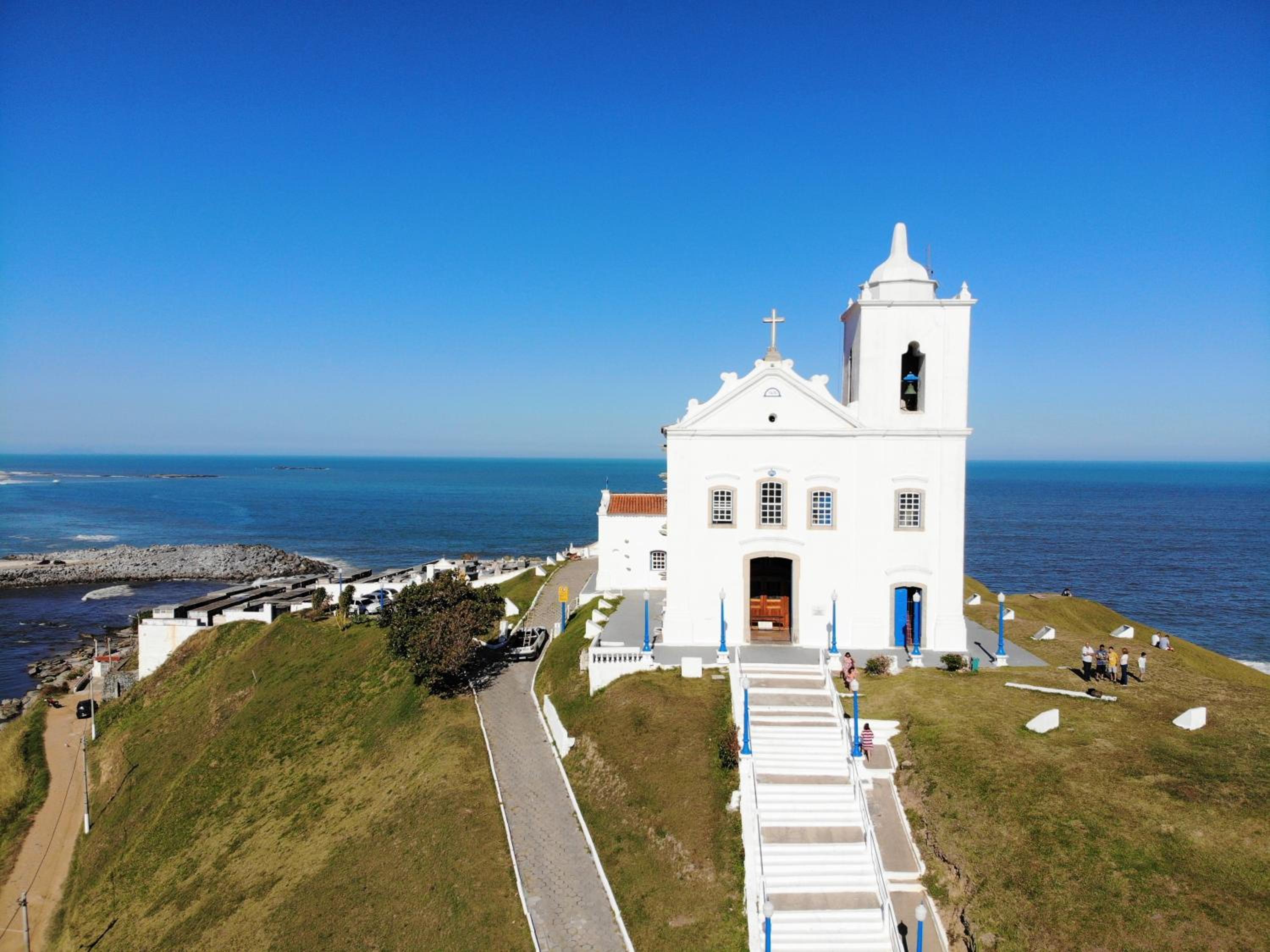 Excelente casa com 3 quartos com suíte e quintal enorme gramado a 600m da praia em Saquarema para até 8 pessoas