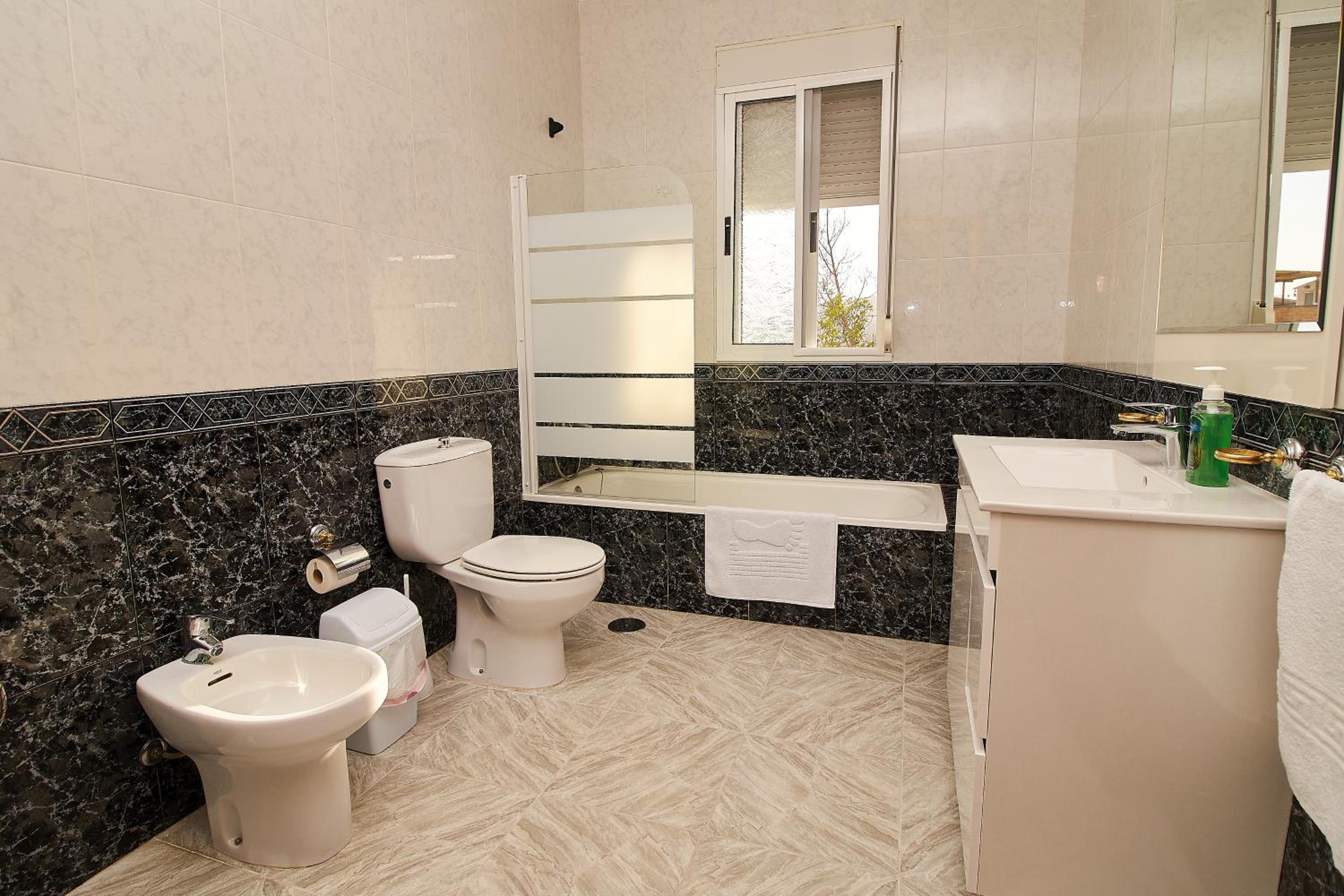 CASA EL PRADO con Piscina y Aparcamiento