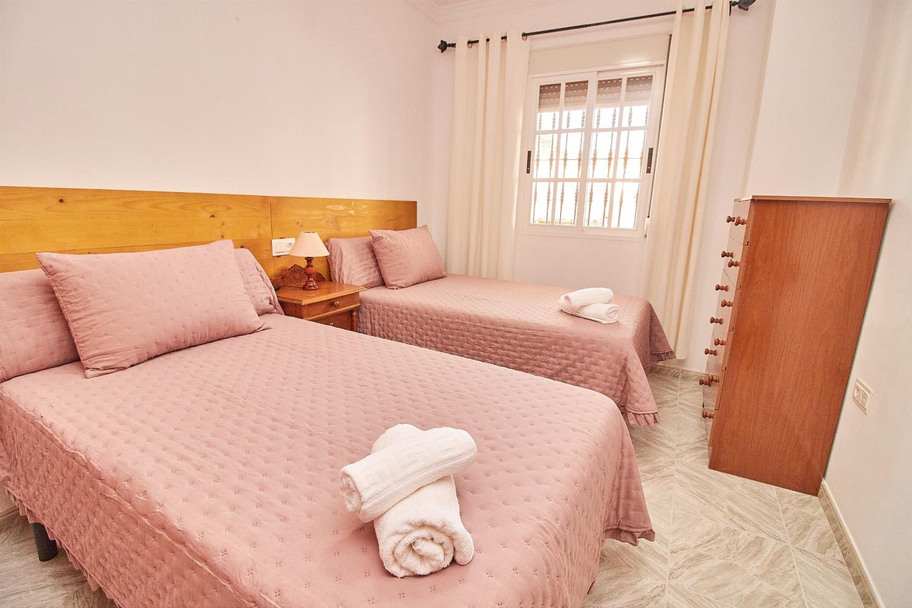 CASA EL PRADO con Piscina y Aparcamiento