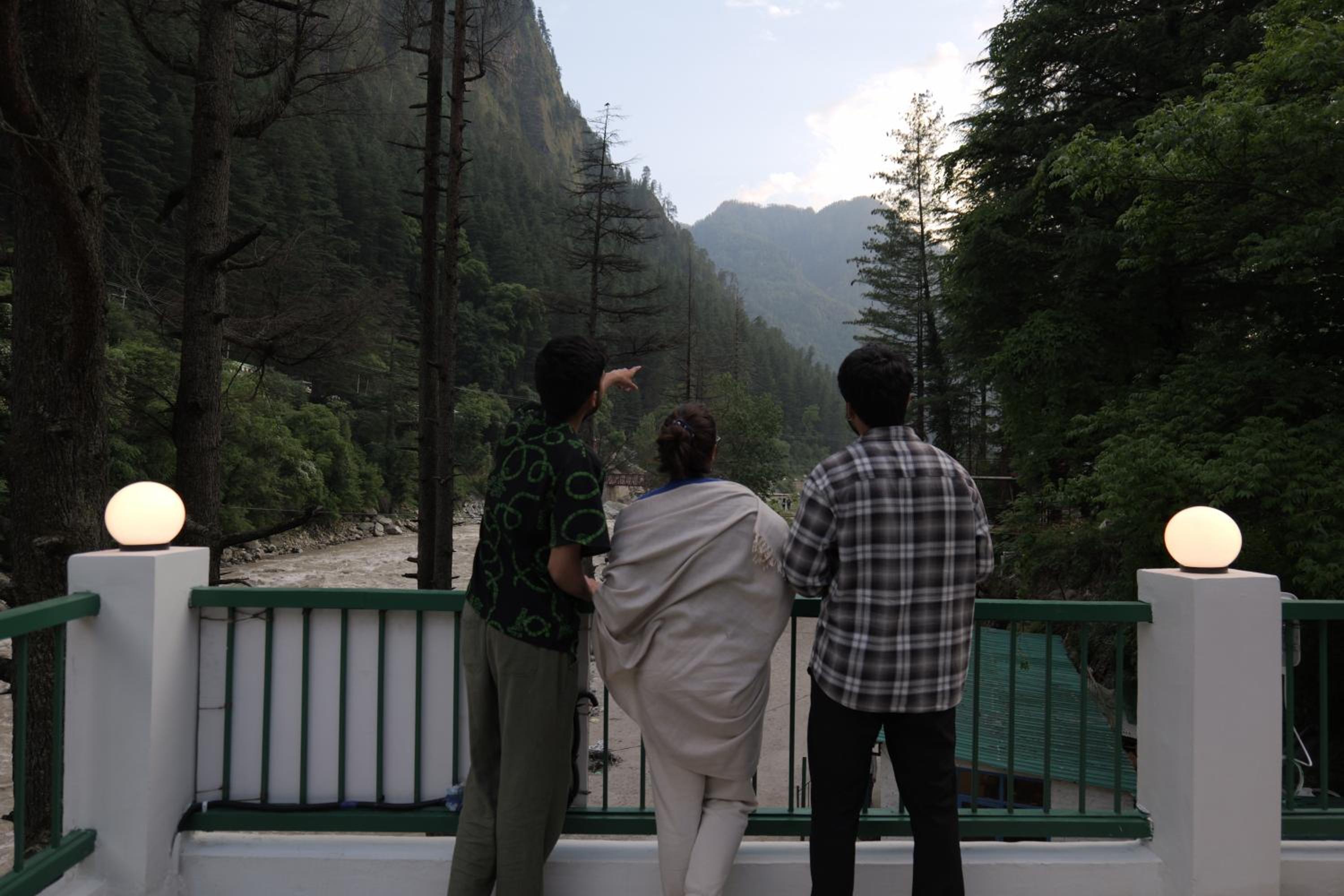 The Trippy Tribe Riverside Hostel Kasol view 4
