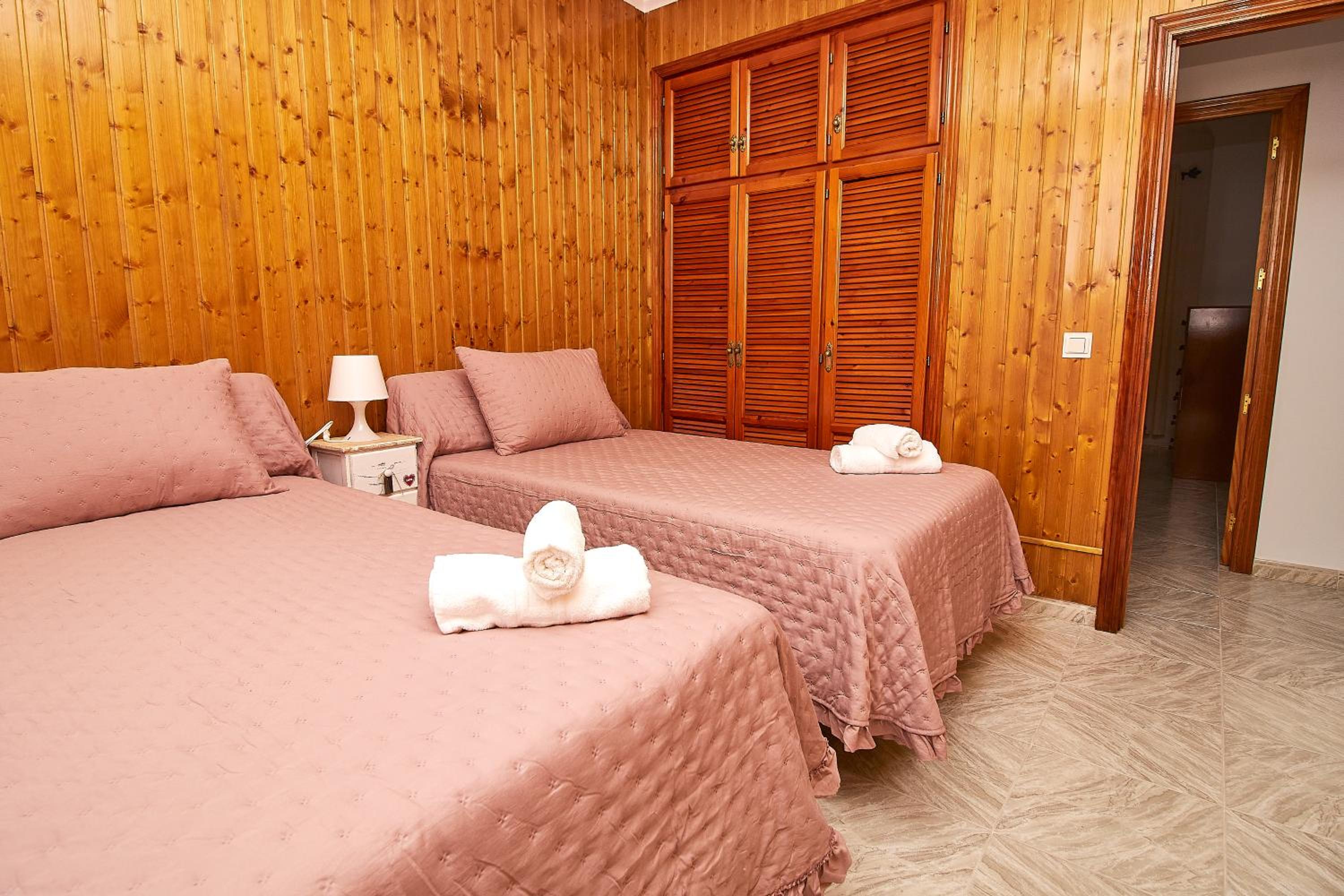 CASA EL PRADO con Piscina y Aparcamiento