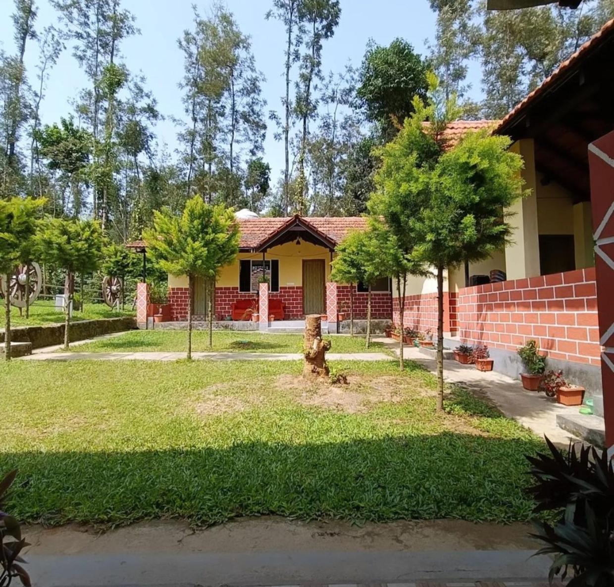 Coffee Breeze Plantation Homestay - Swimming Pool and Simple Rooms