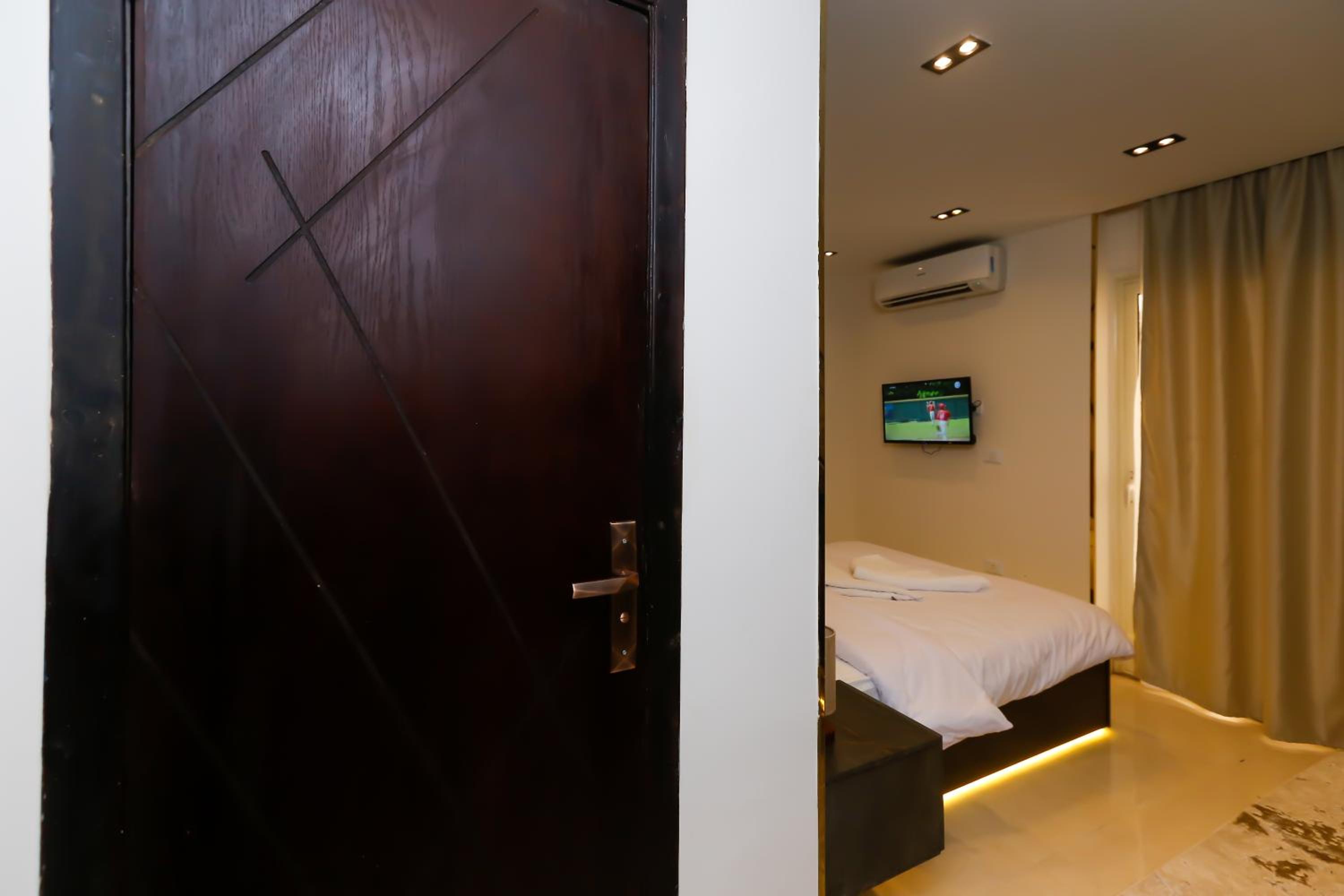 Crowne Pyramids View inn