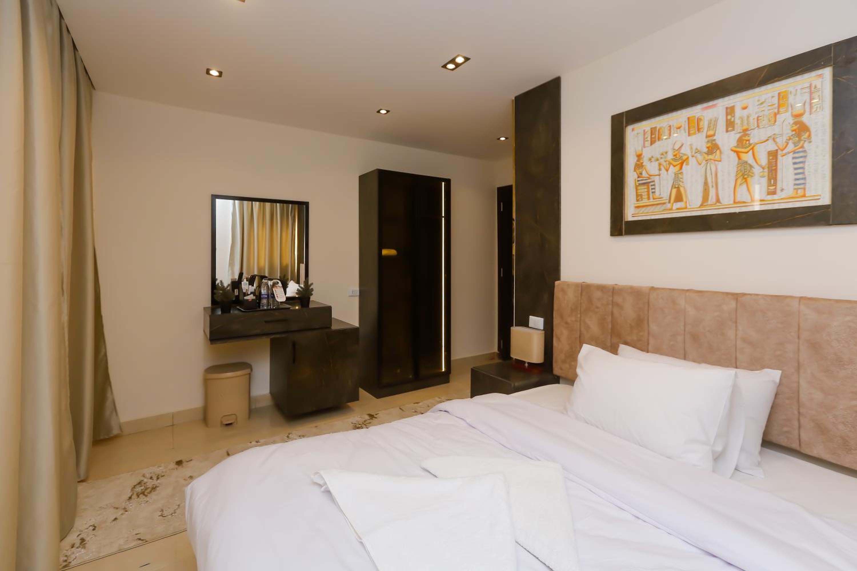 Crowne Pyramids View inn