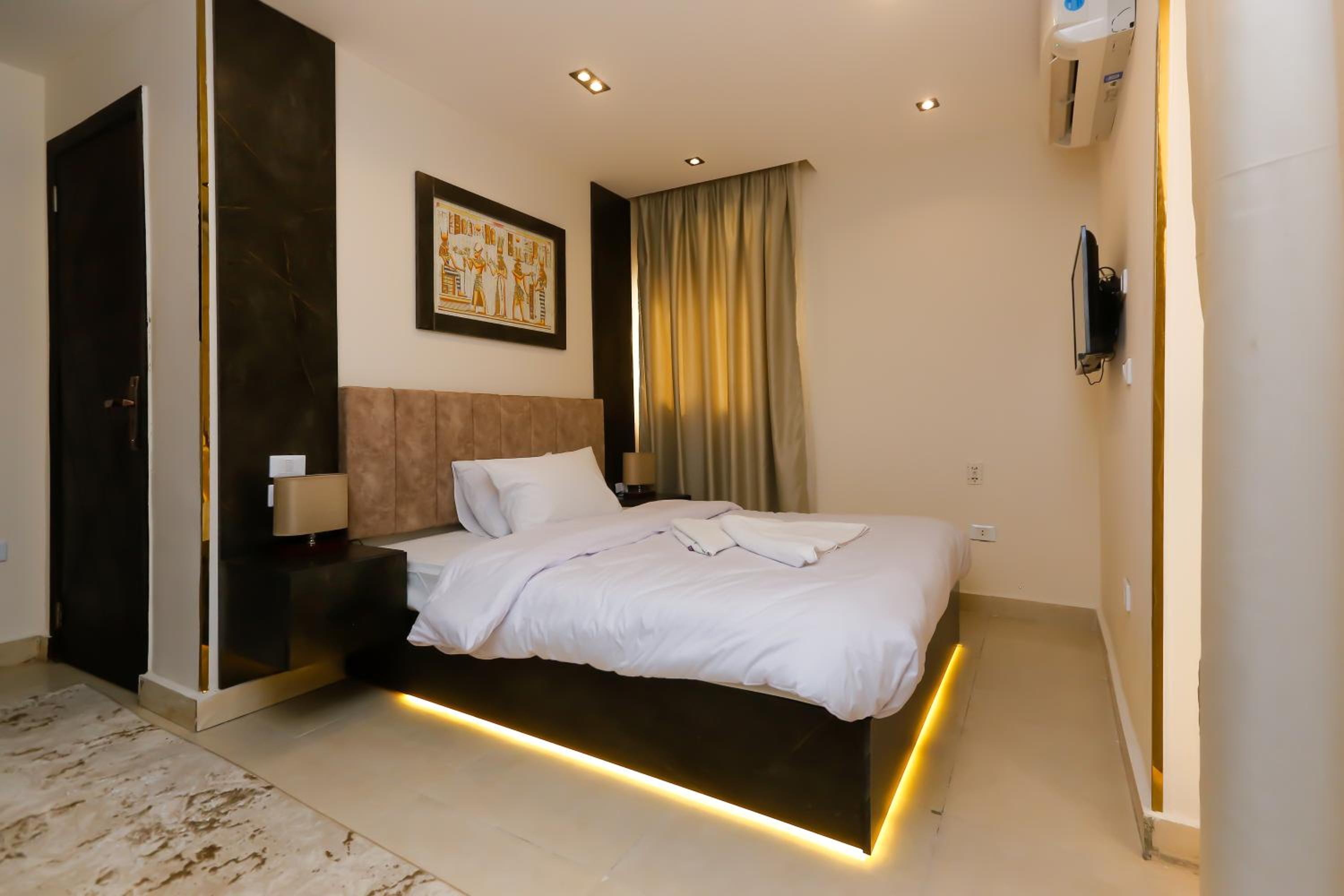 Crowne Pyramids View inn