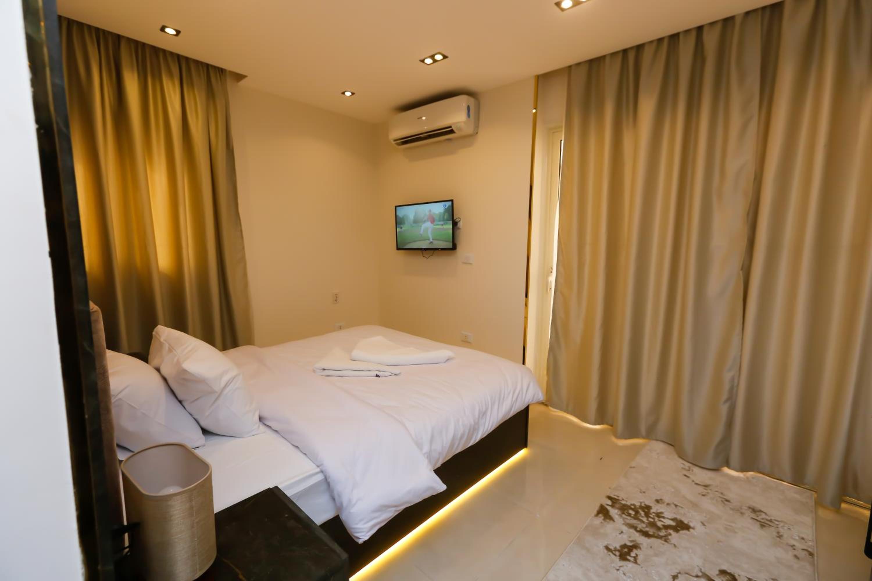 Crowne Pyramids View inn