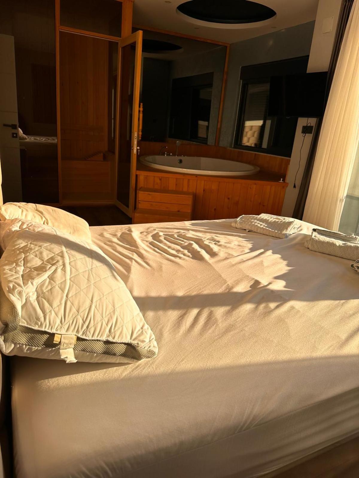 Peaceful Holiday Villas-Luxury-Jacuzzi-Sauna