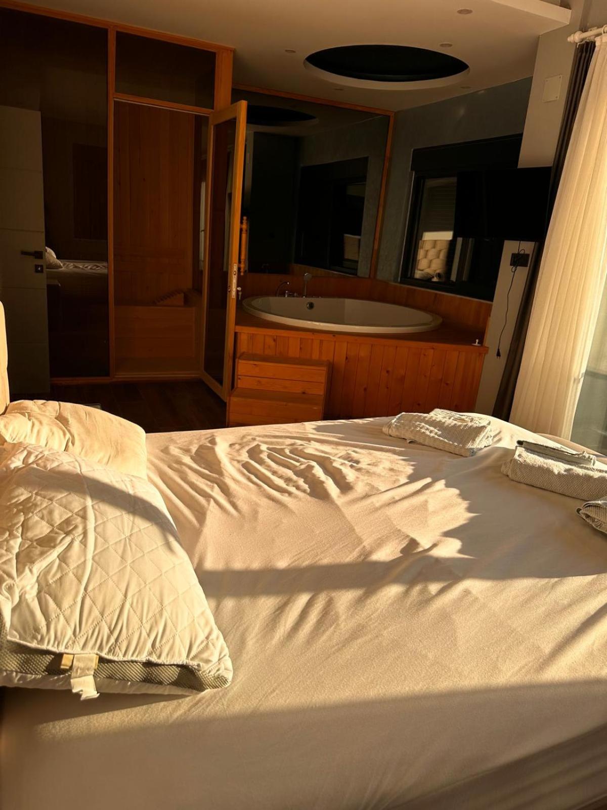 Peaceful Holiday Villas-Luxury-Jacuzzi-Sauna