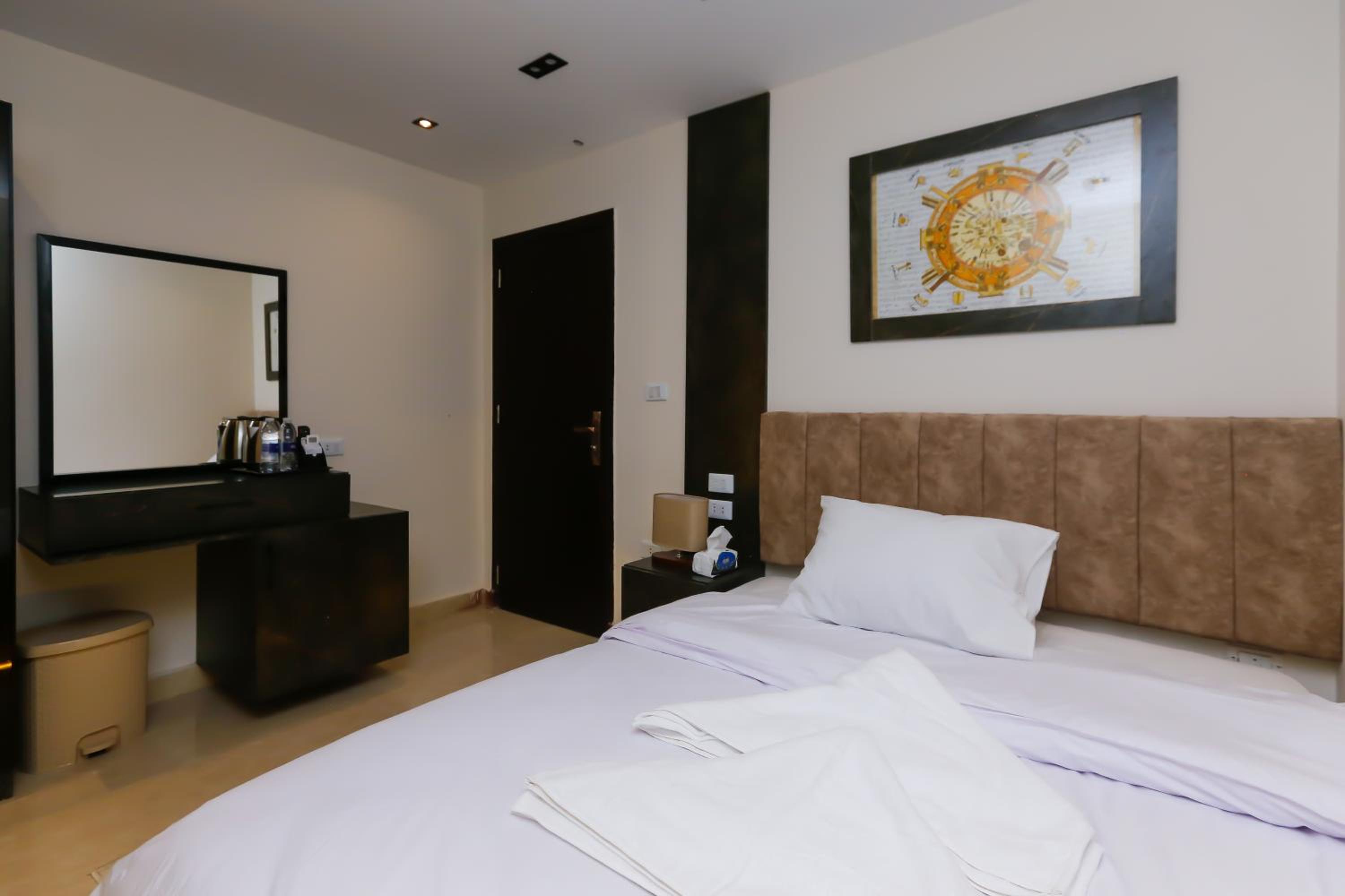 Crowne Pyramids View inn