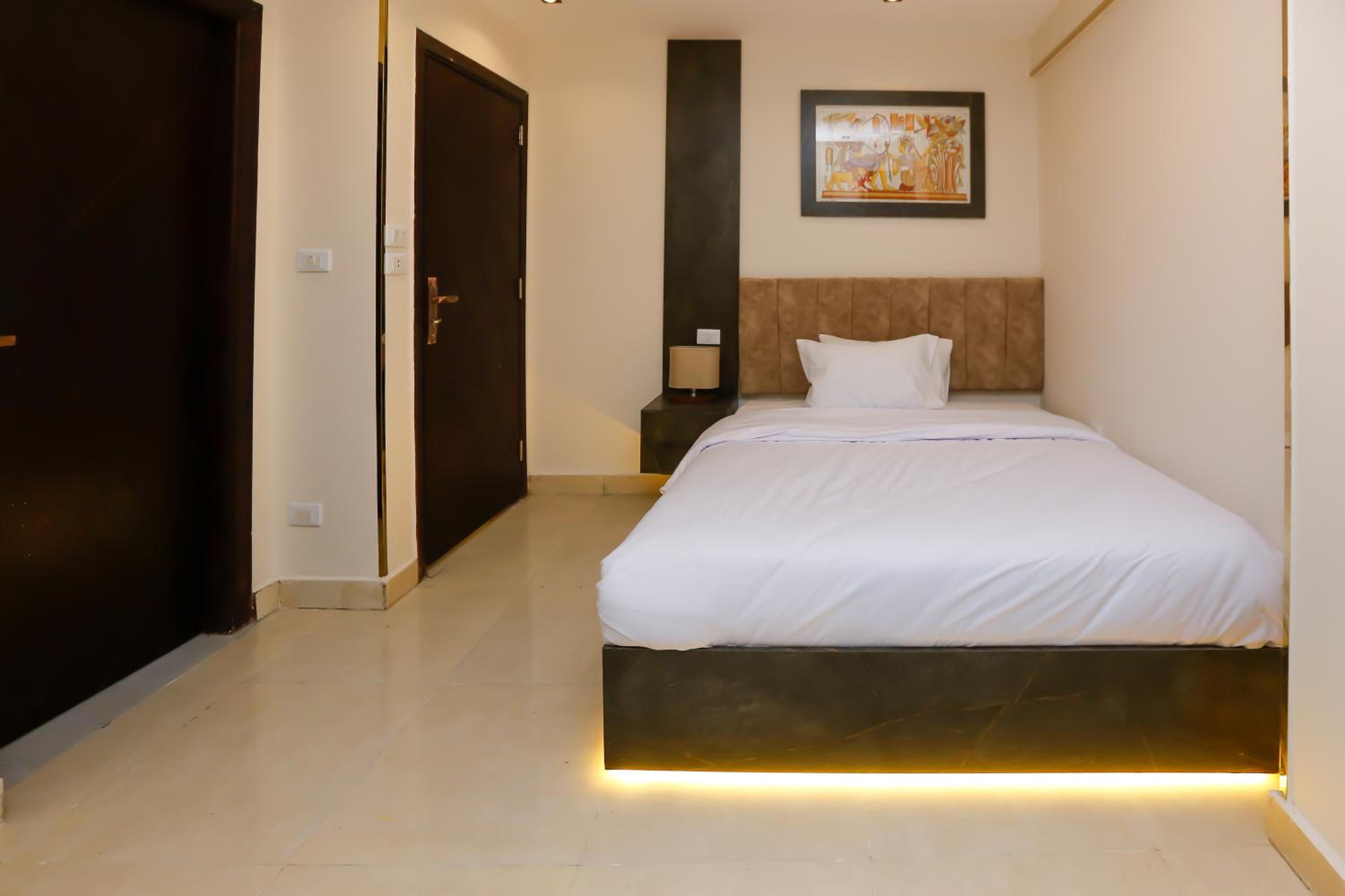 Crowne Pyramids View inn