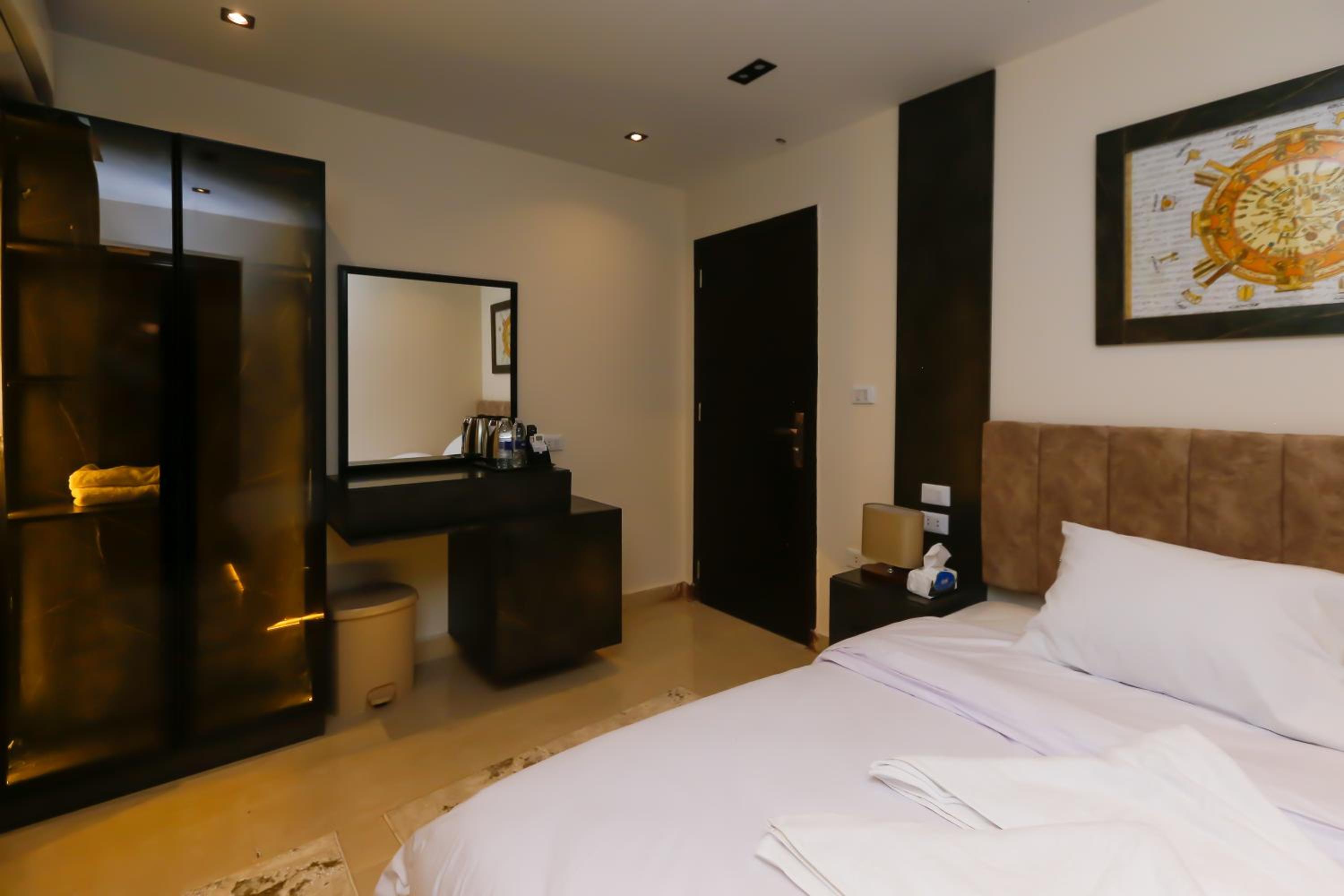 Crowne Pyramids View inn