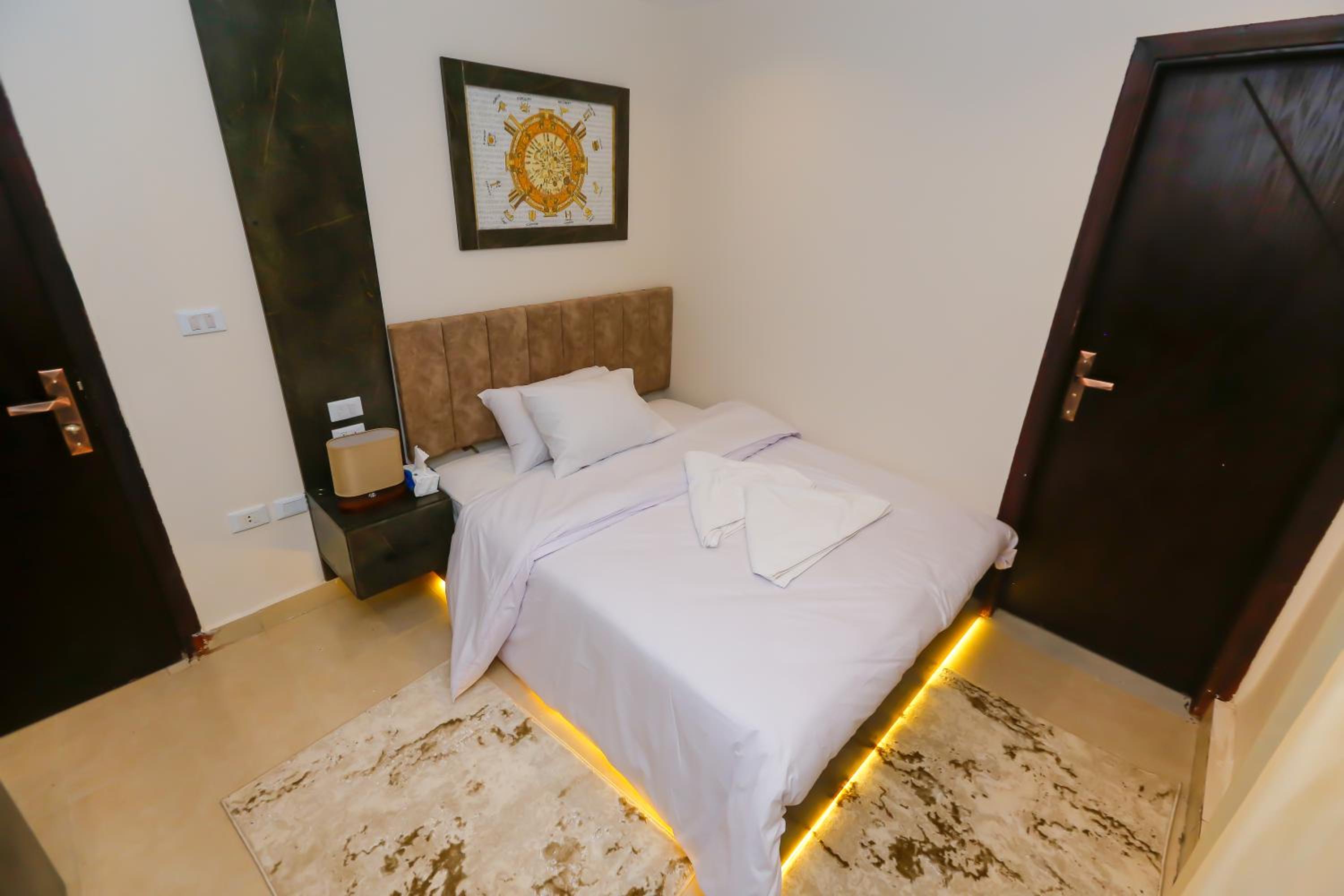 Crowne Pyramids View inn