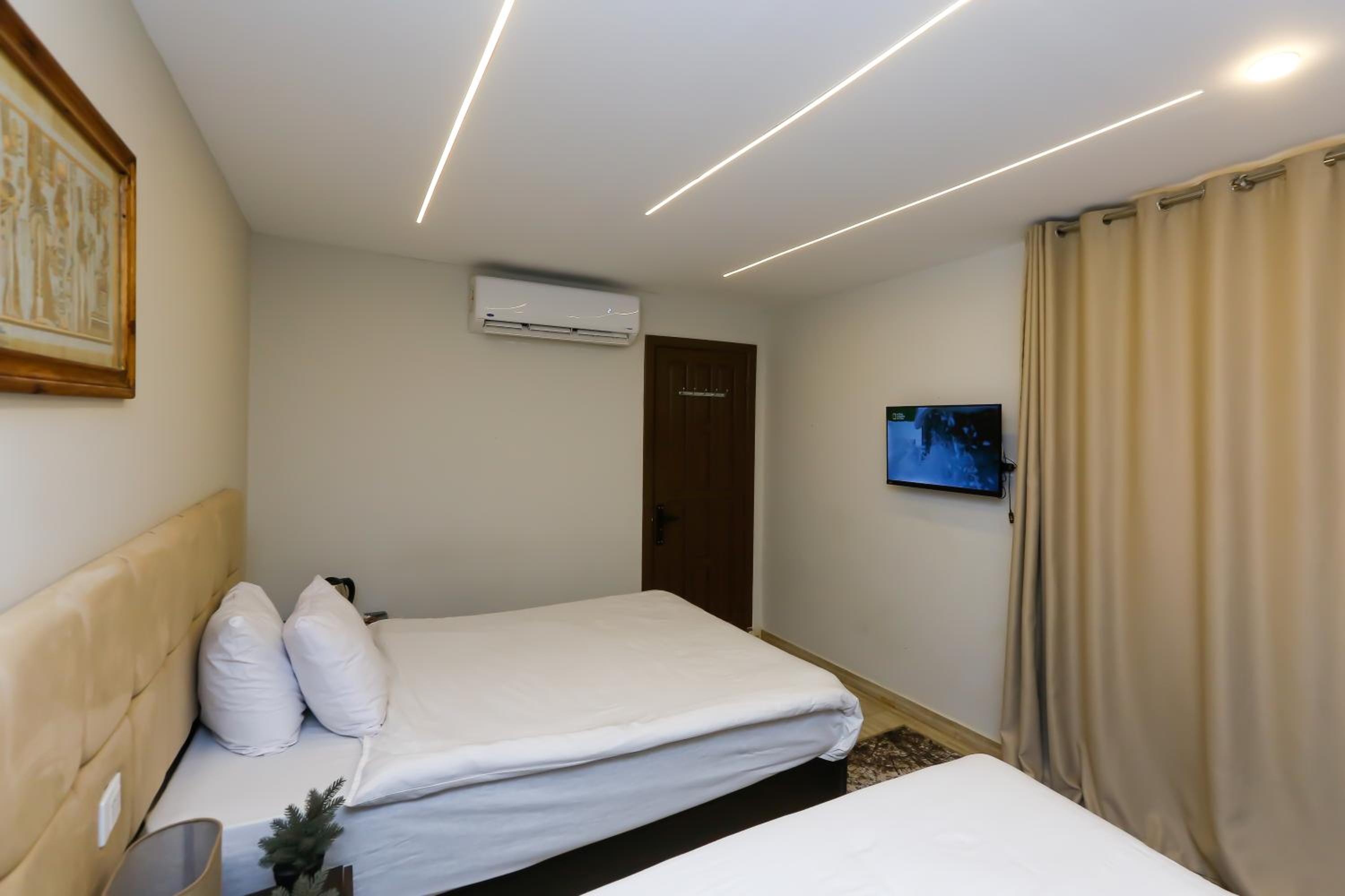 Crowne Pyramids View inn