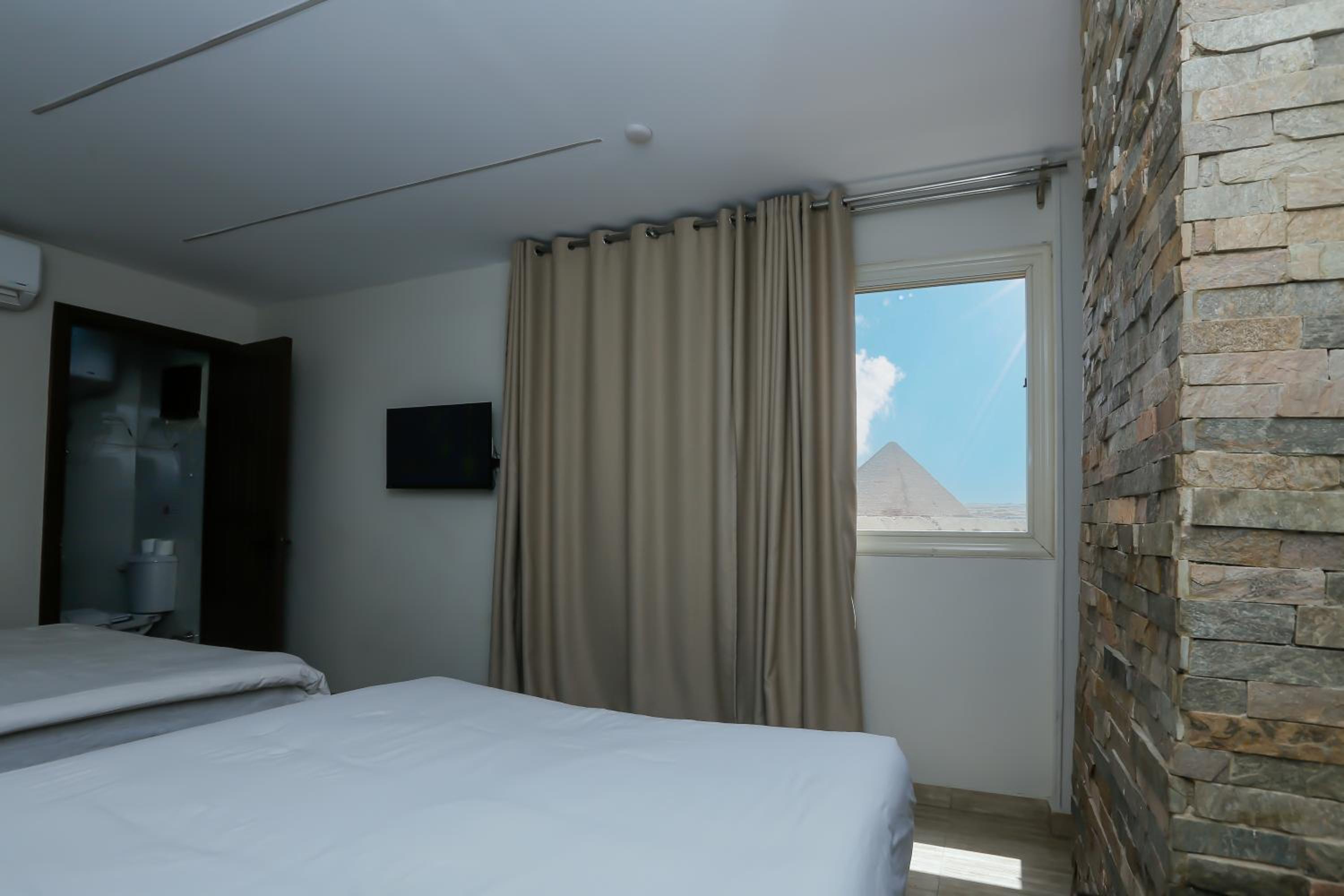 Crowne Pyramids View inn