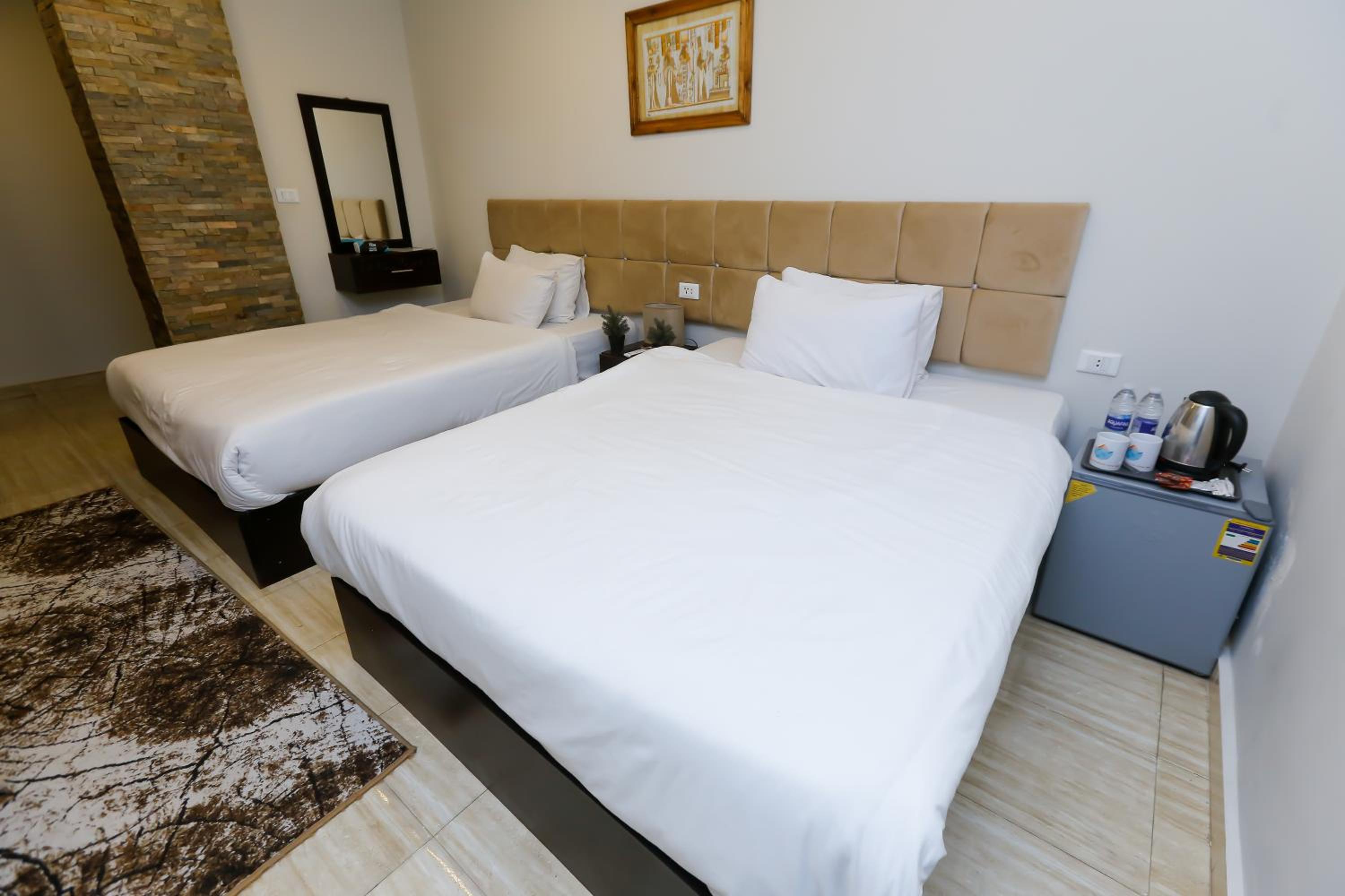 Crowne Pyramids View inn