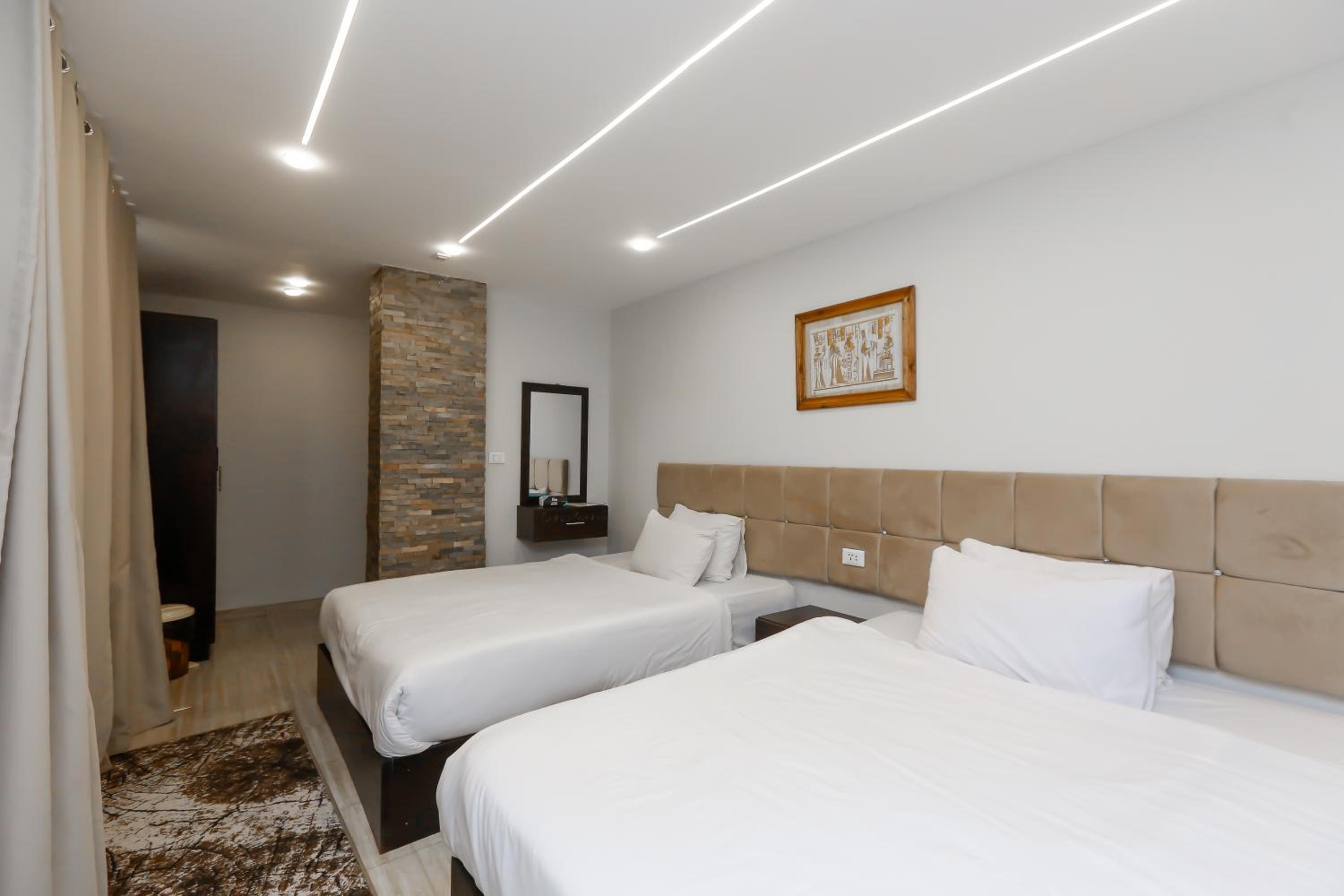 Crowne Pyramids View inn