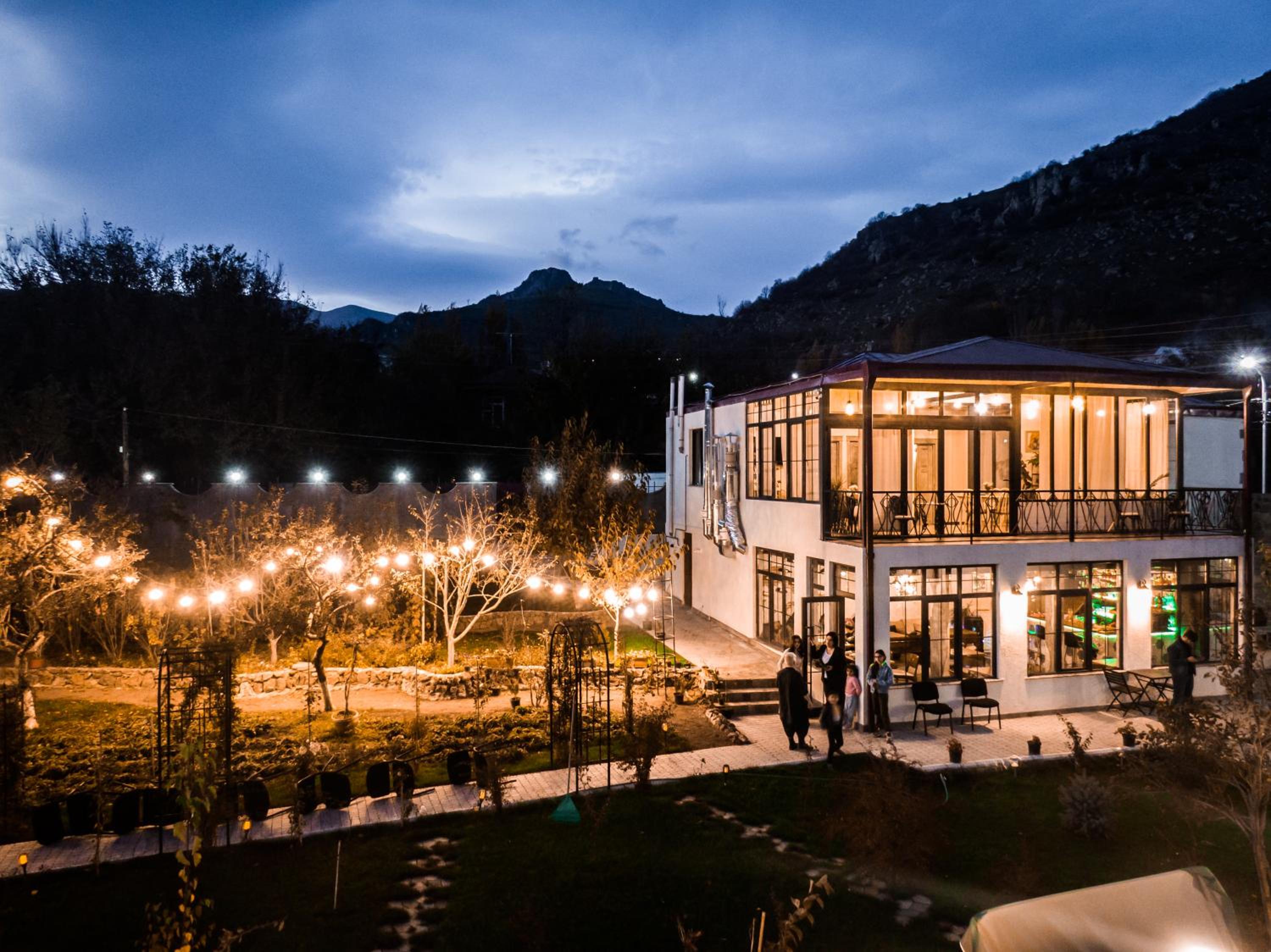 REDROOF Goris Boutique Hotel