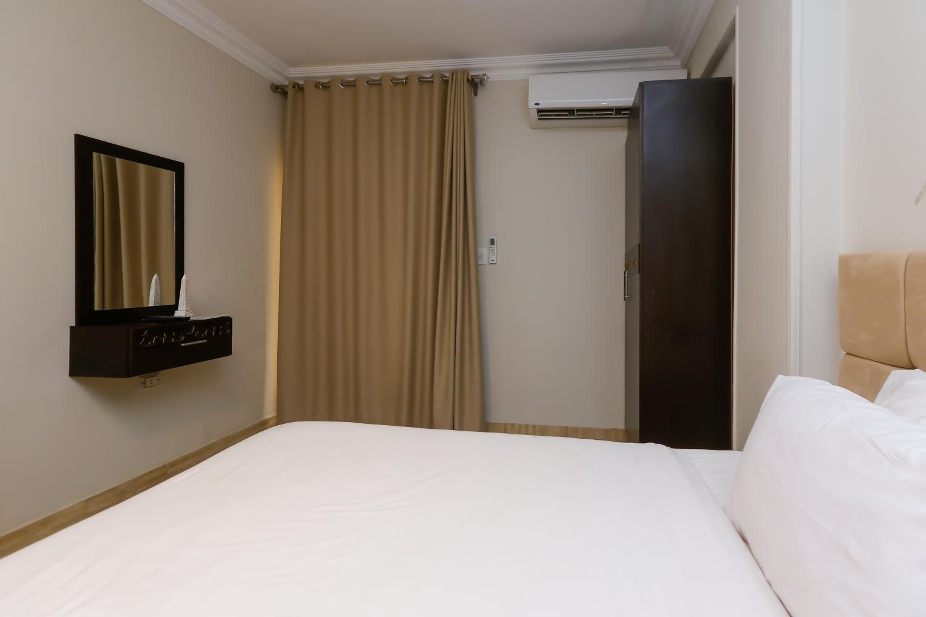 Crowne Pyramids View inn