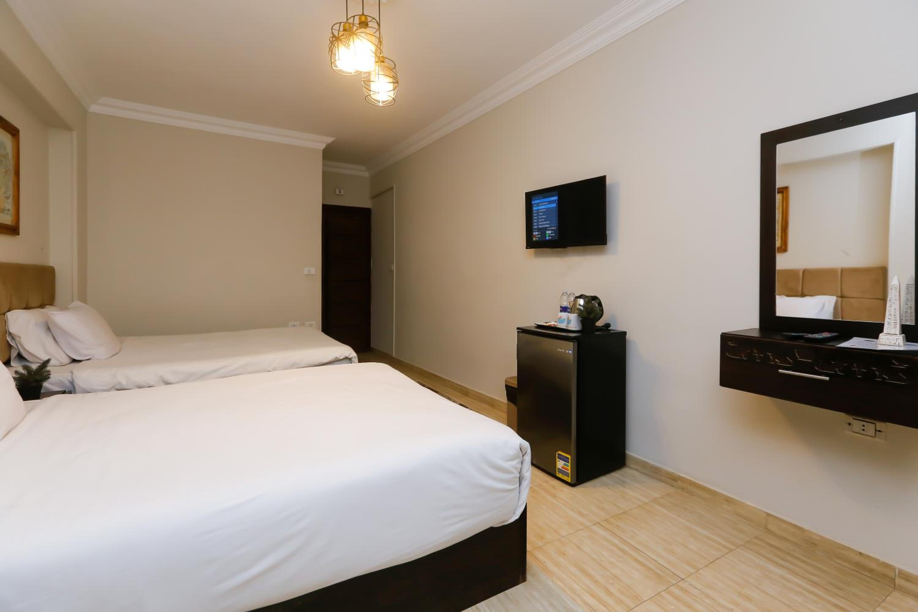 Crowne Pyramids View inn