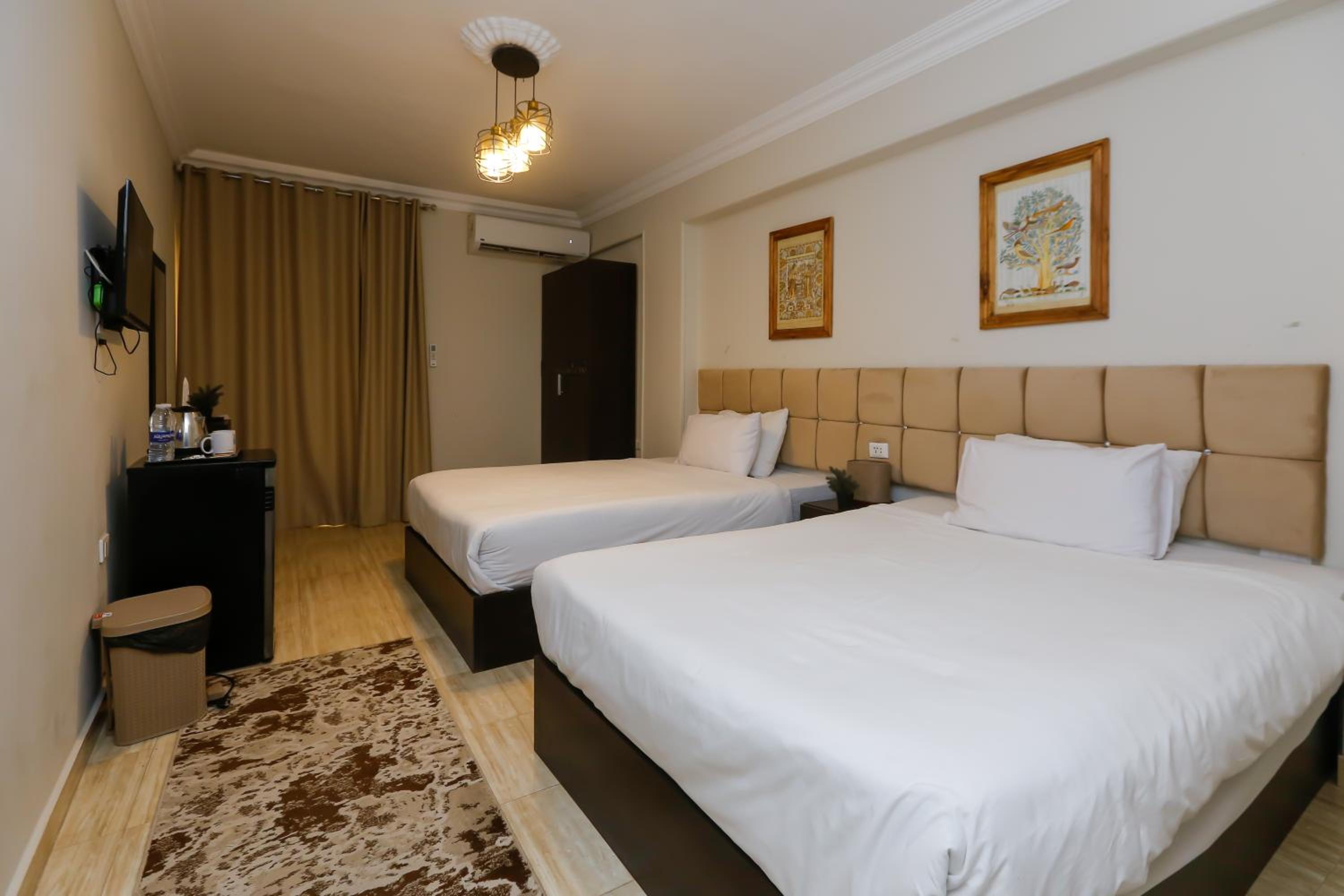 Crowne Pyramids View inn