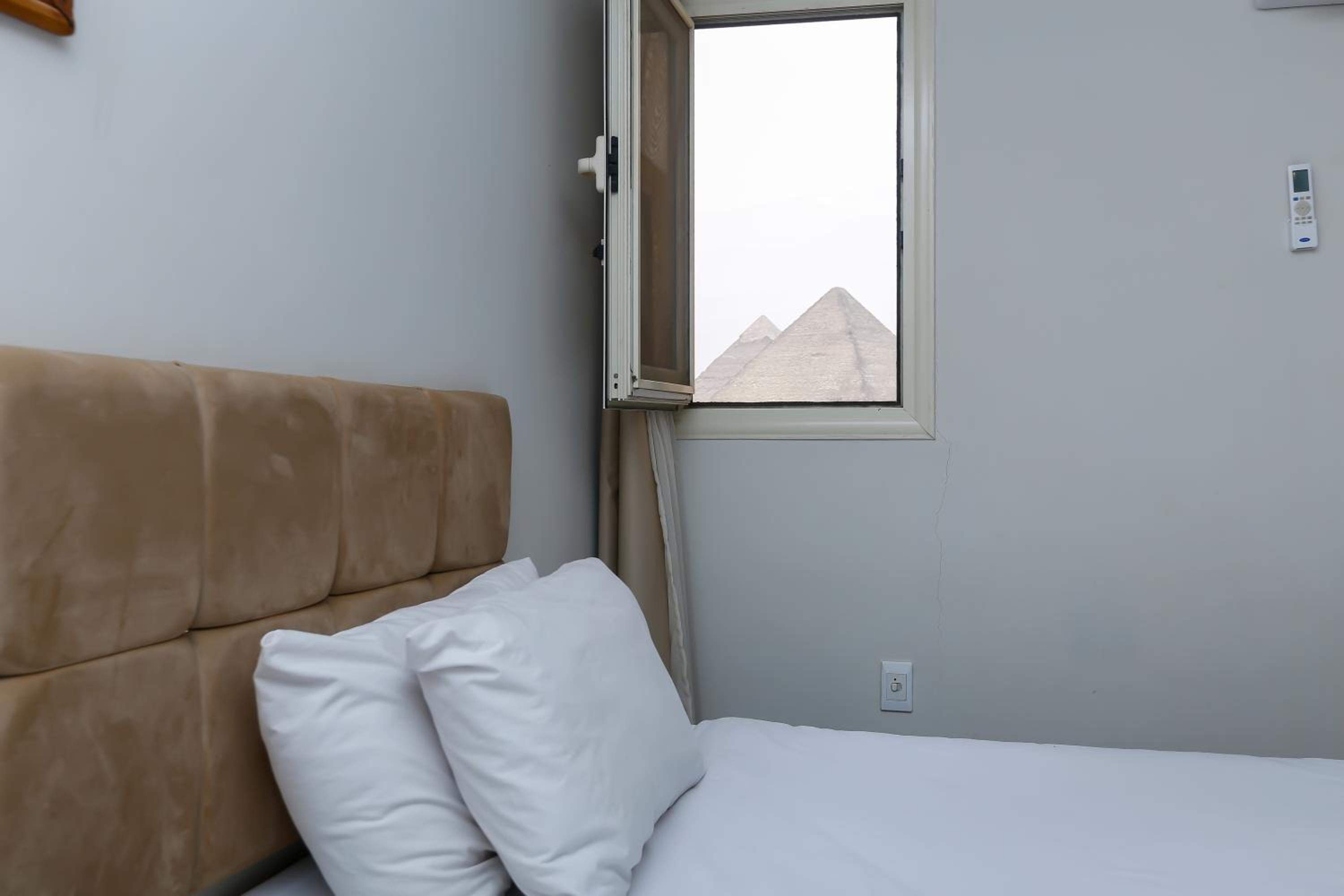 Crowne Pyramids View inn