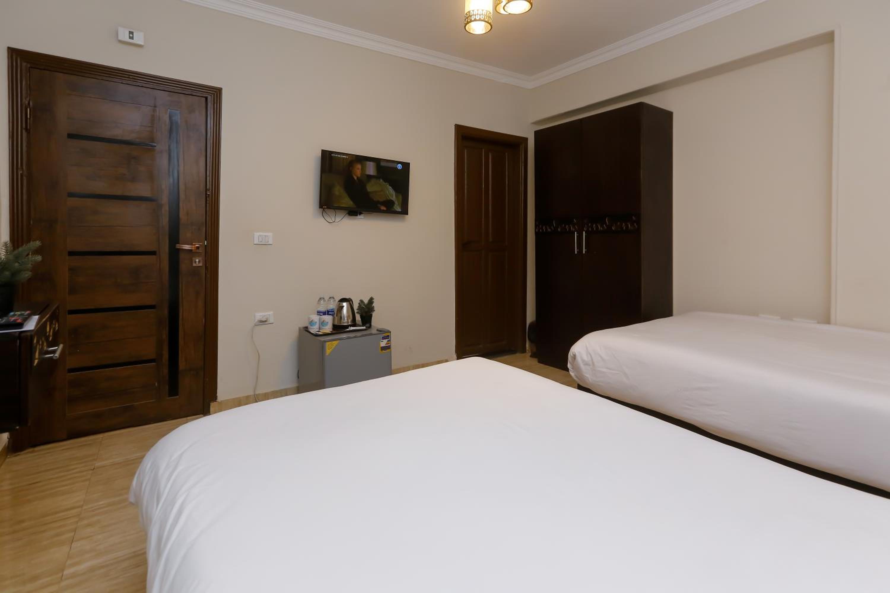 Crowne Pyramids View inn