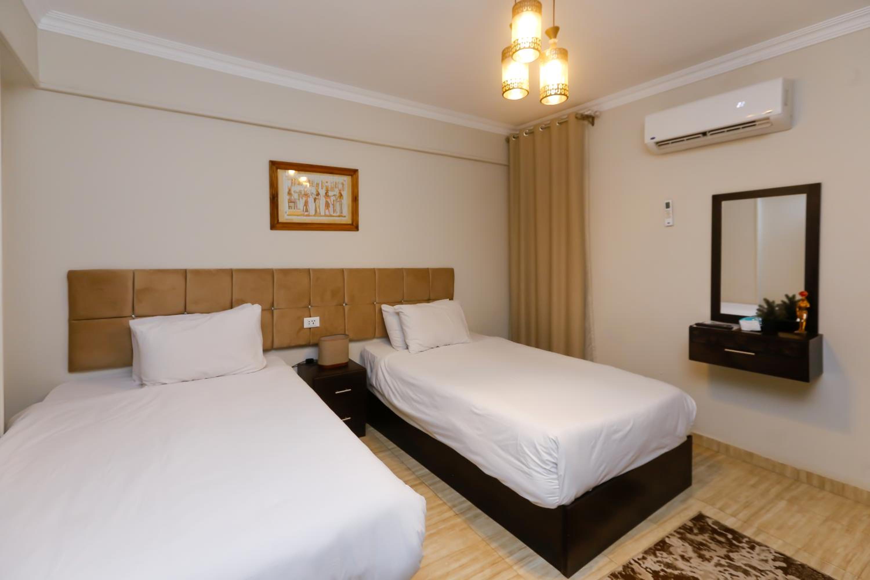 Crowne Pyramids View inn