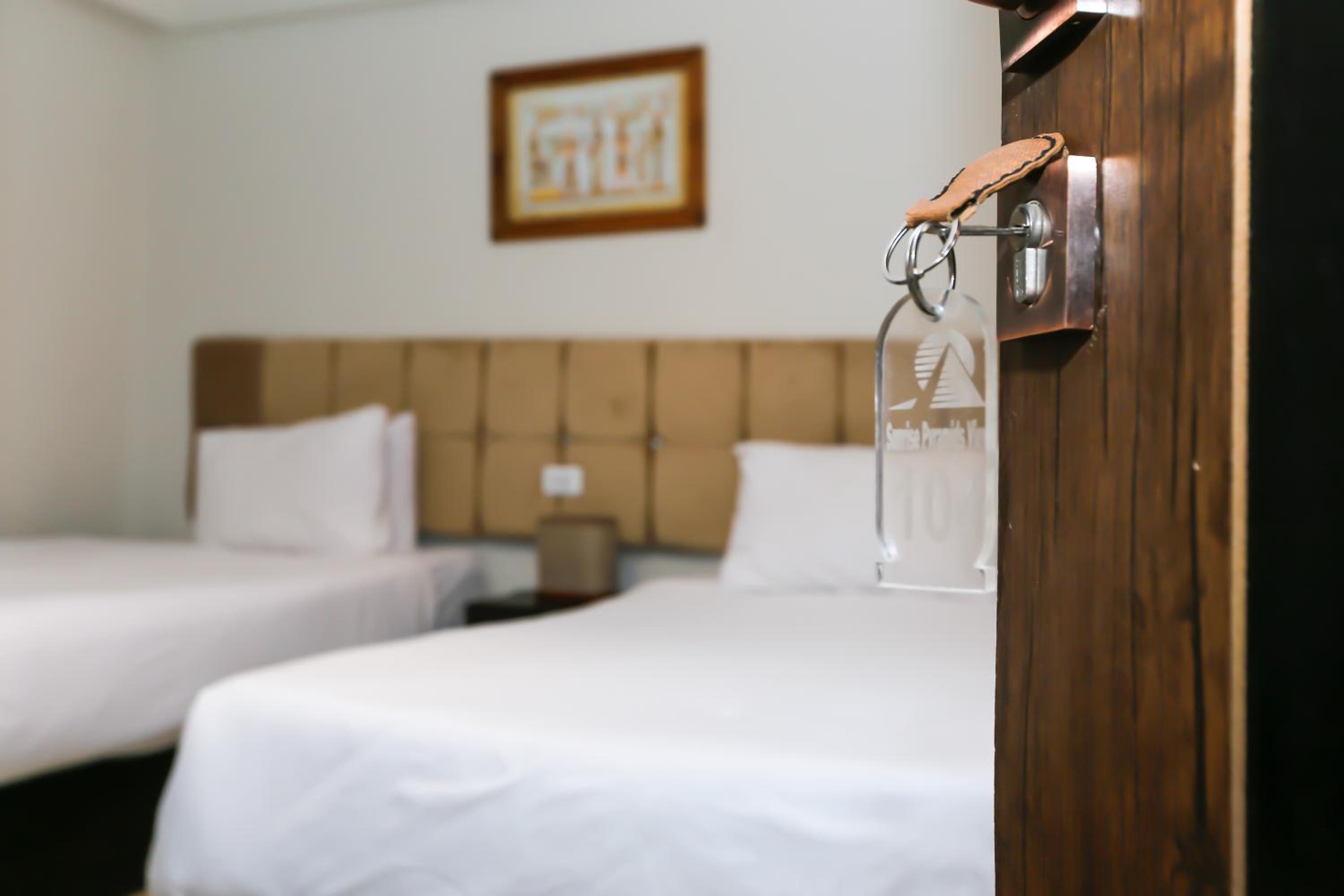 Crowne Pyramids View inn