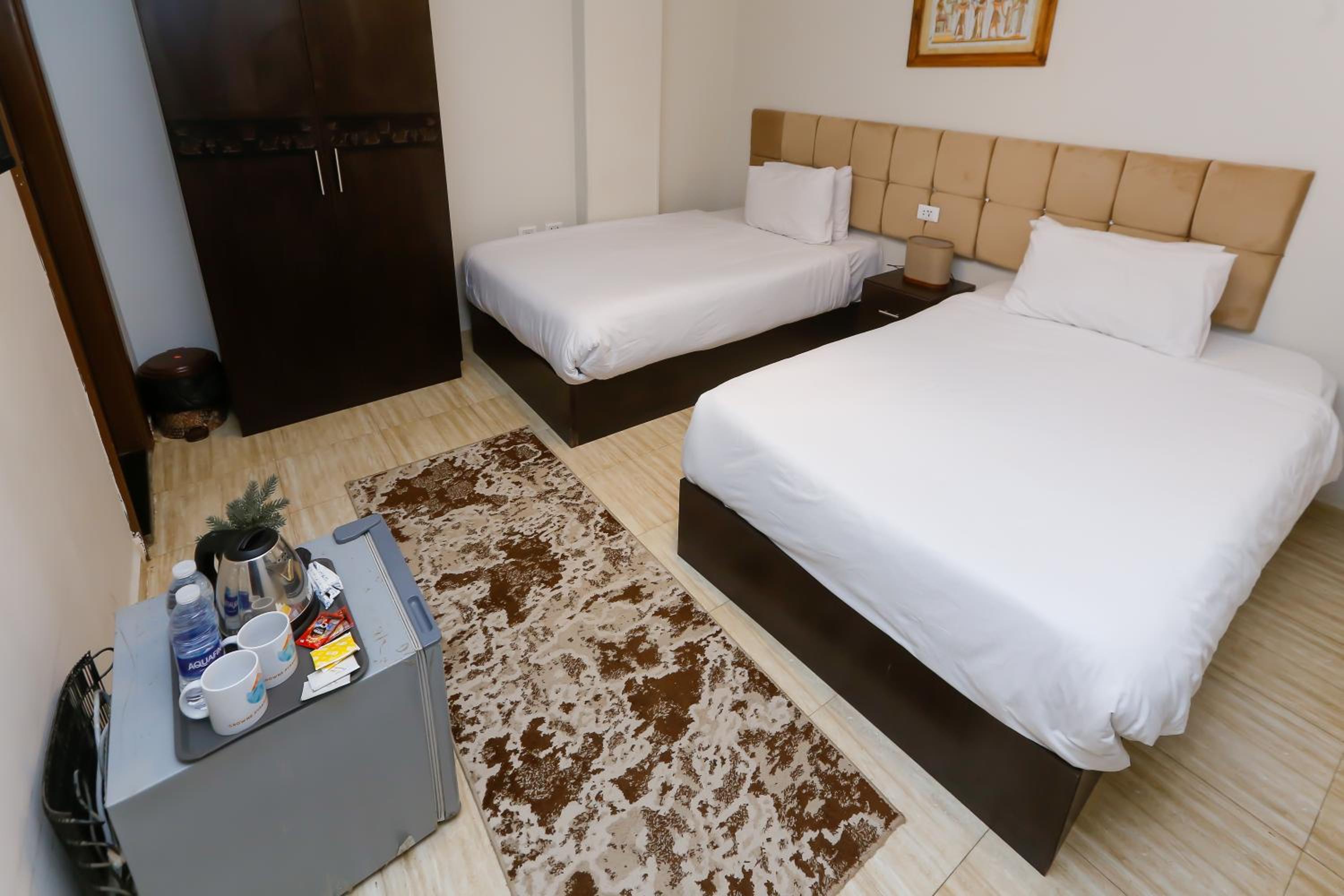 Crowne Pyramids View inn