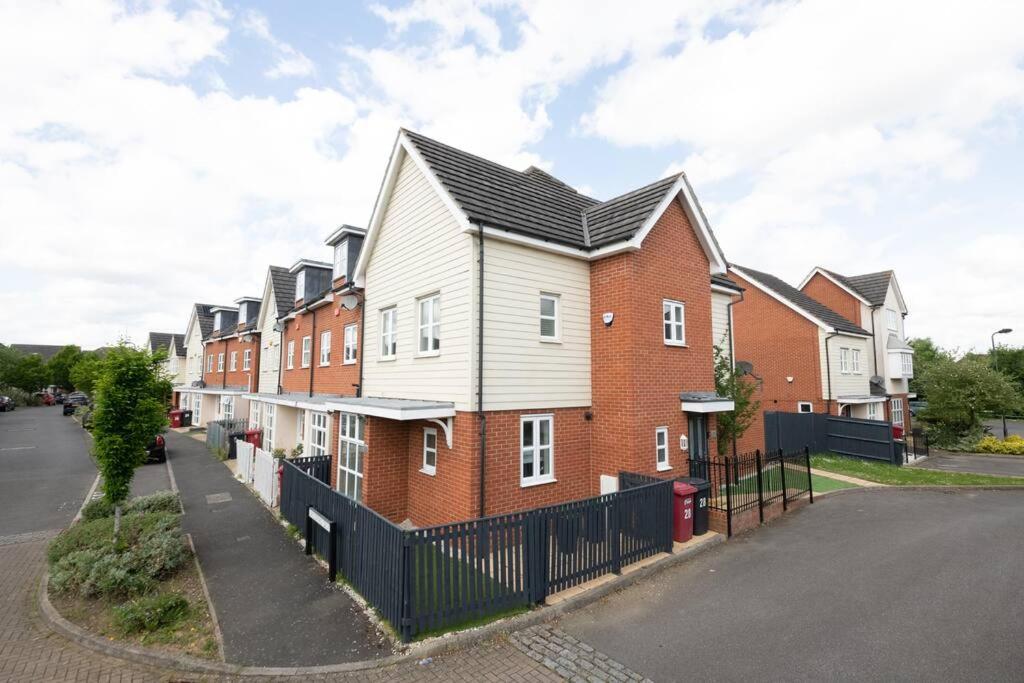 Radiant Retreat Ideal for LegoLand, Windsor, & LHR