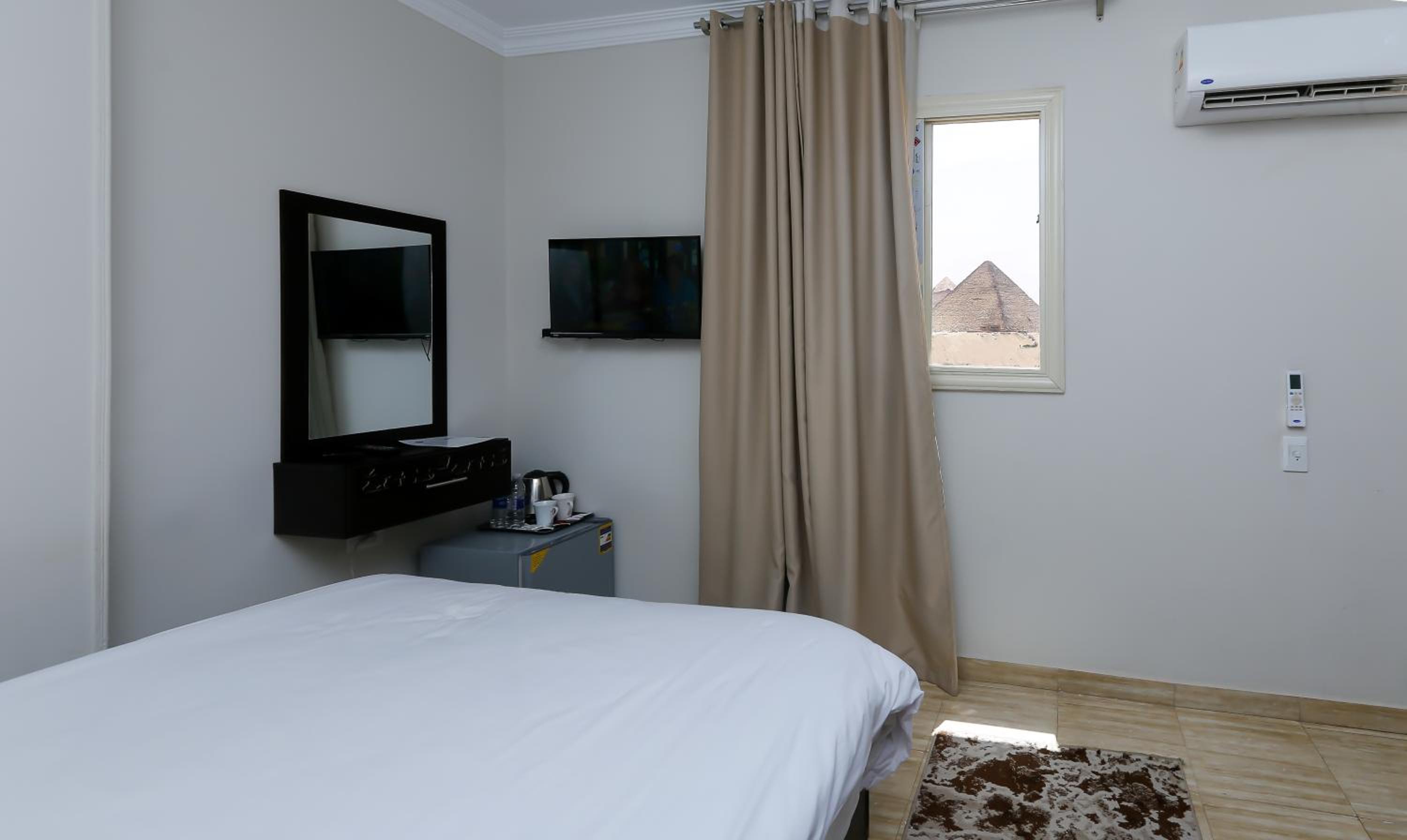 Crowne Pyramids View inn