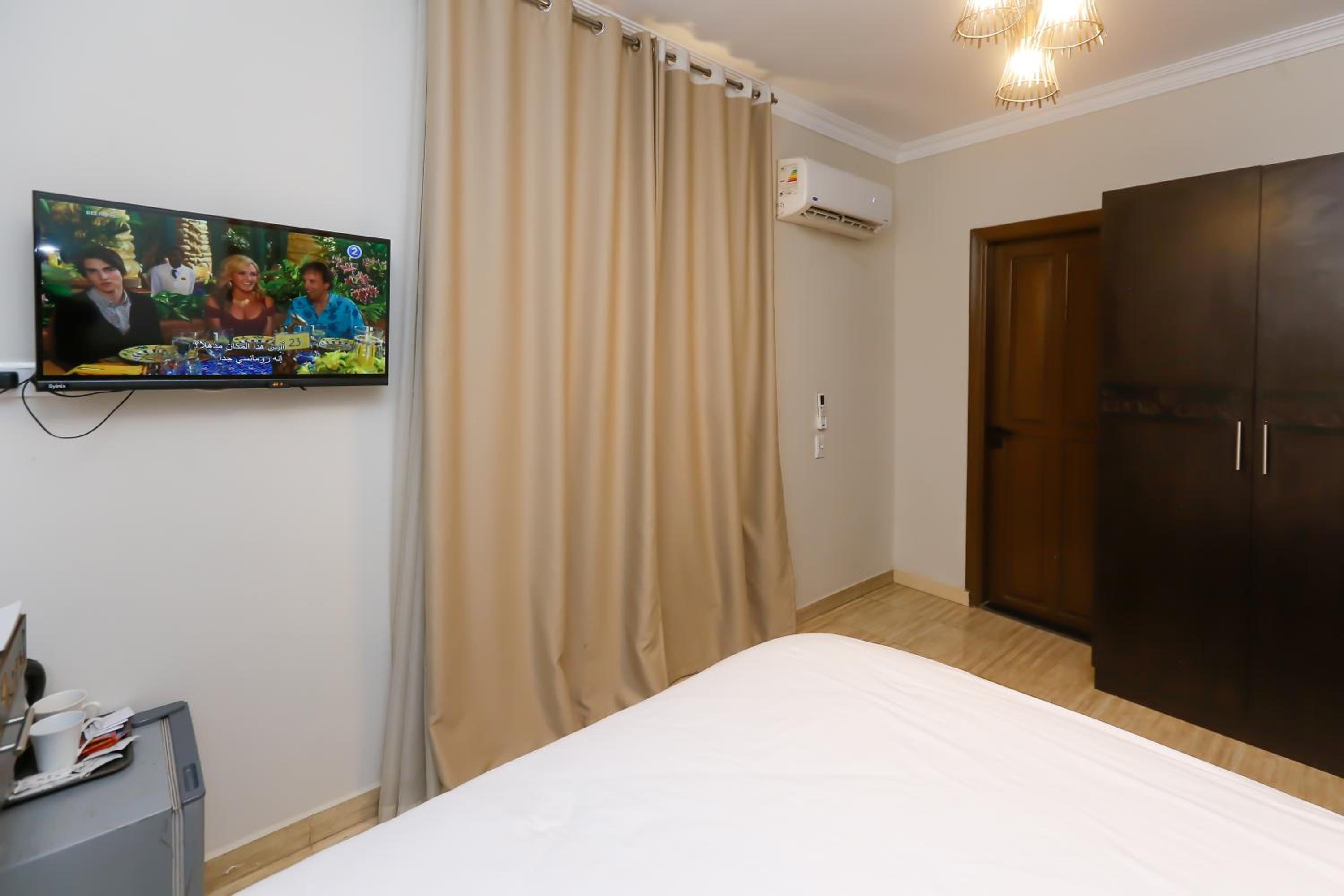 Crowne Pyramids View inn