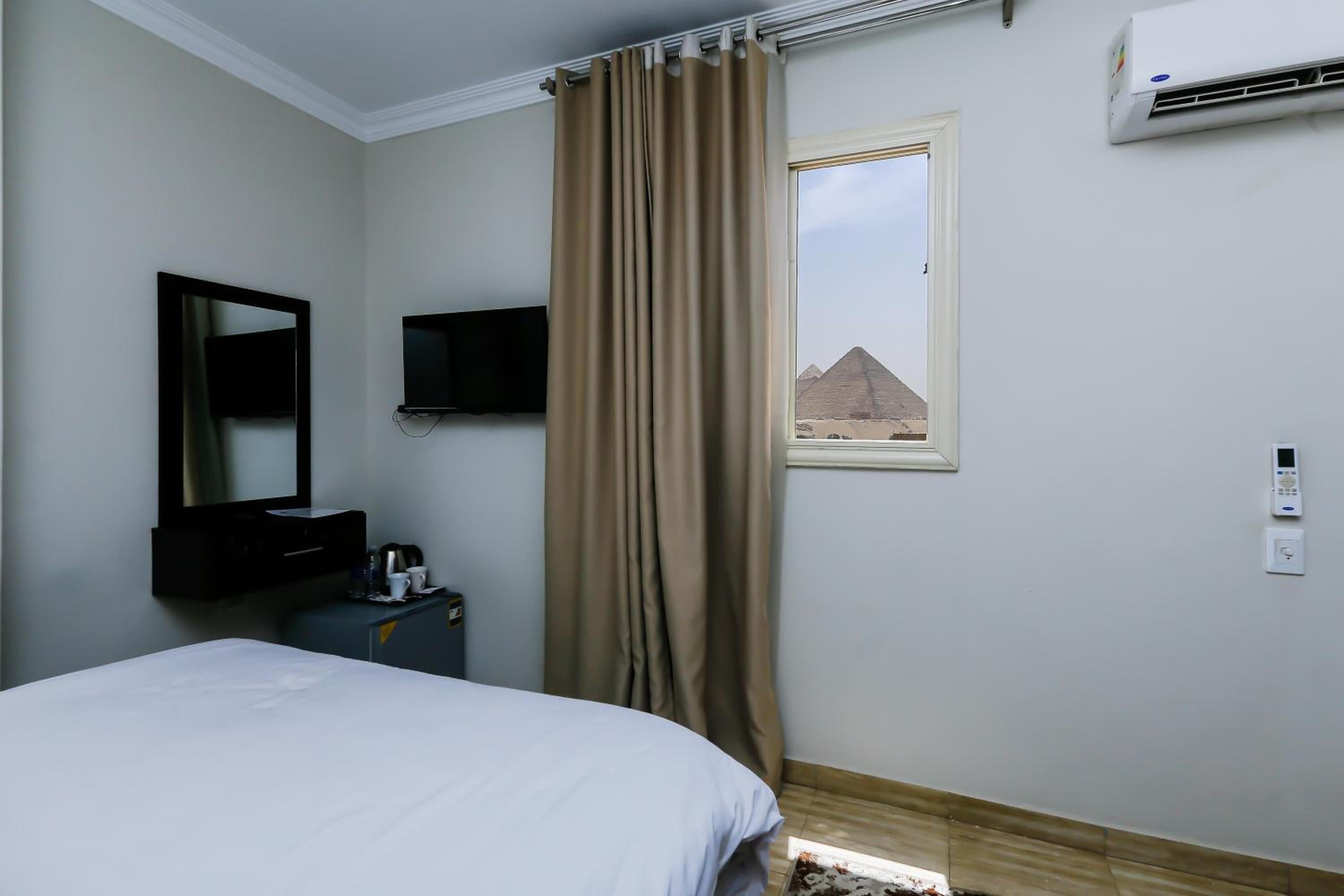 Crowne Pyramids View inn