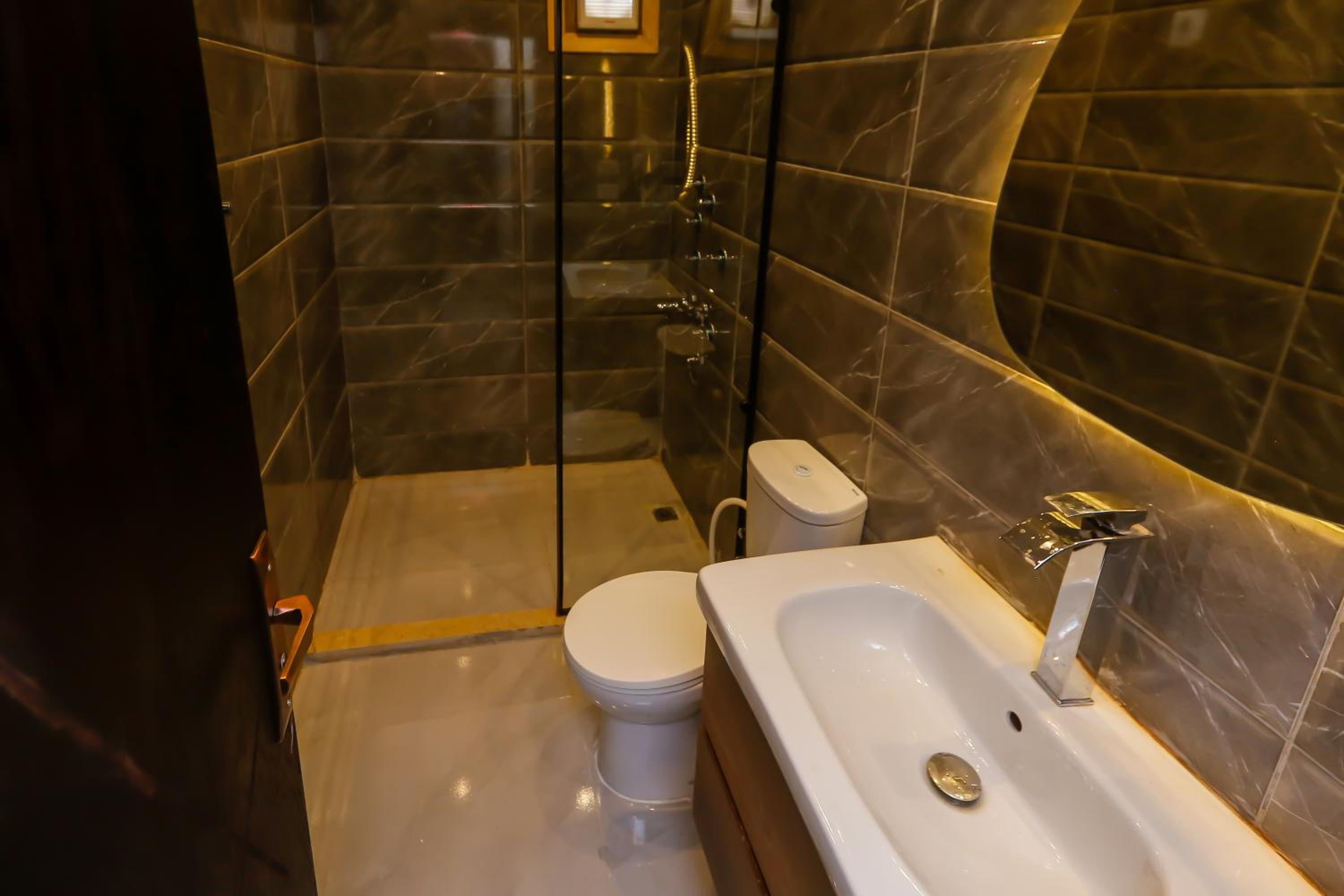 Crowne Pyramids View inn