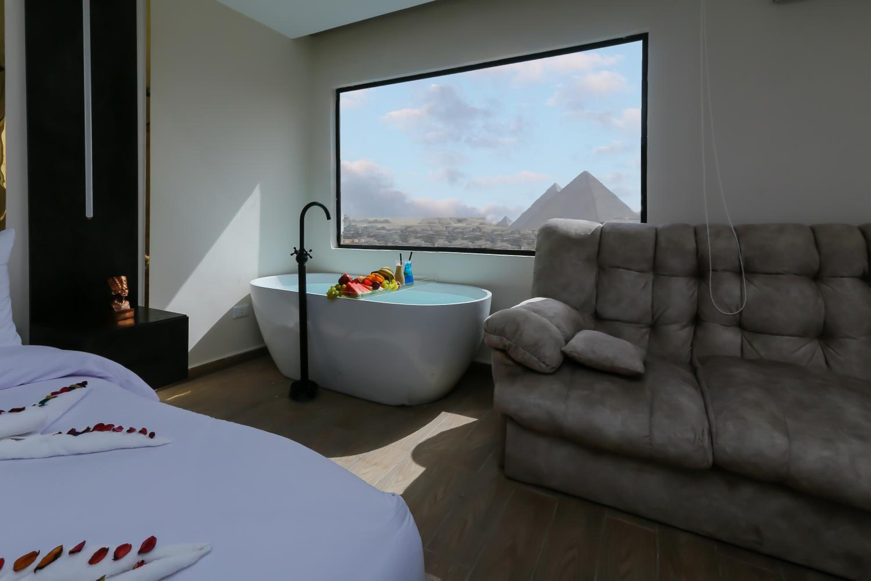 Crowne Pyramids View inn