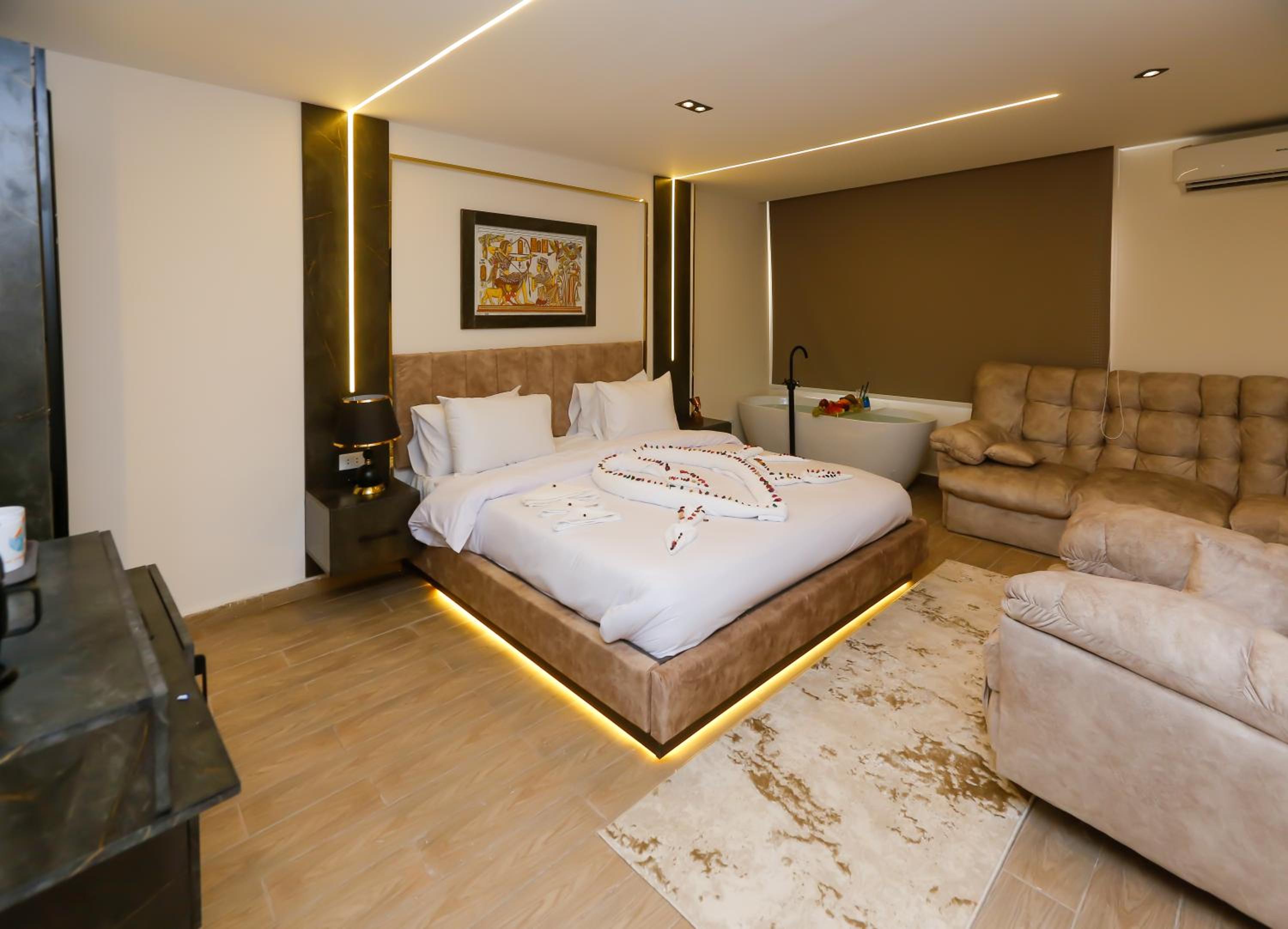 Crowne Pyramids View inn