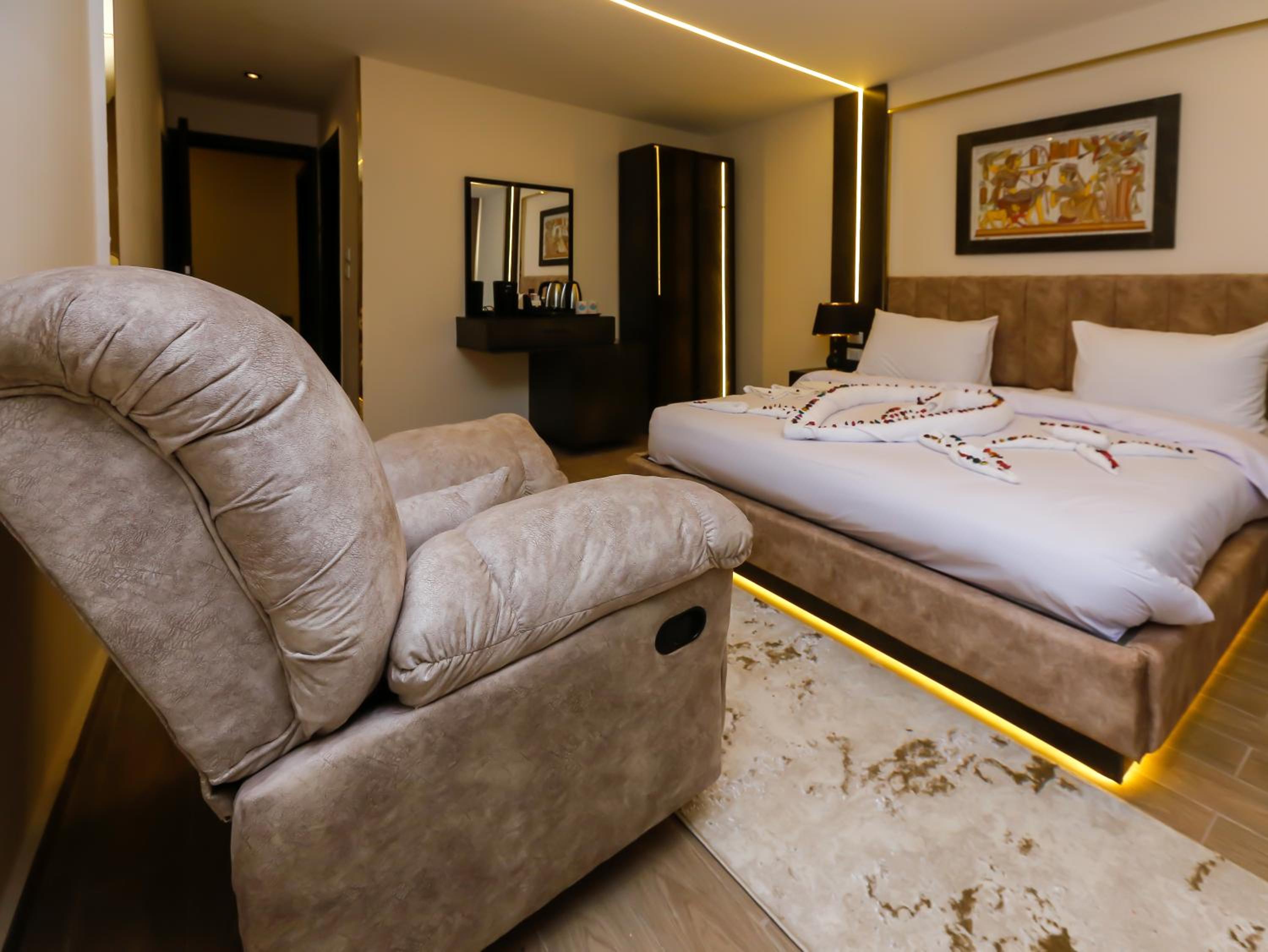 Crowne Pyramids View inn