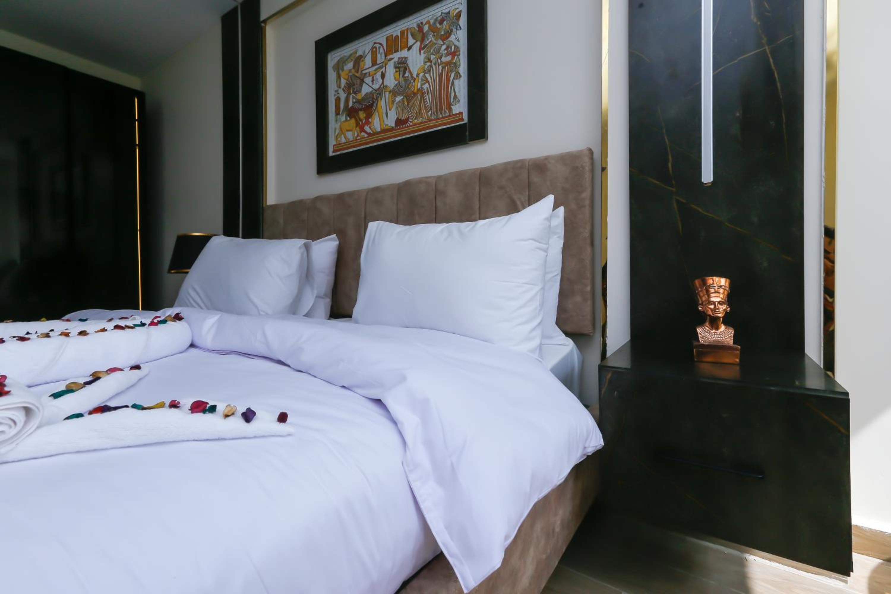 Crowne Pyramids View inn