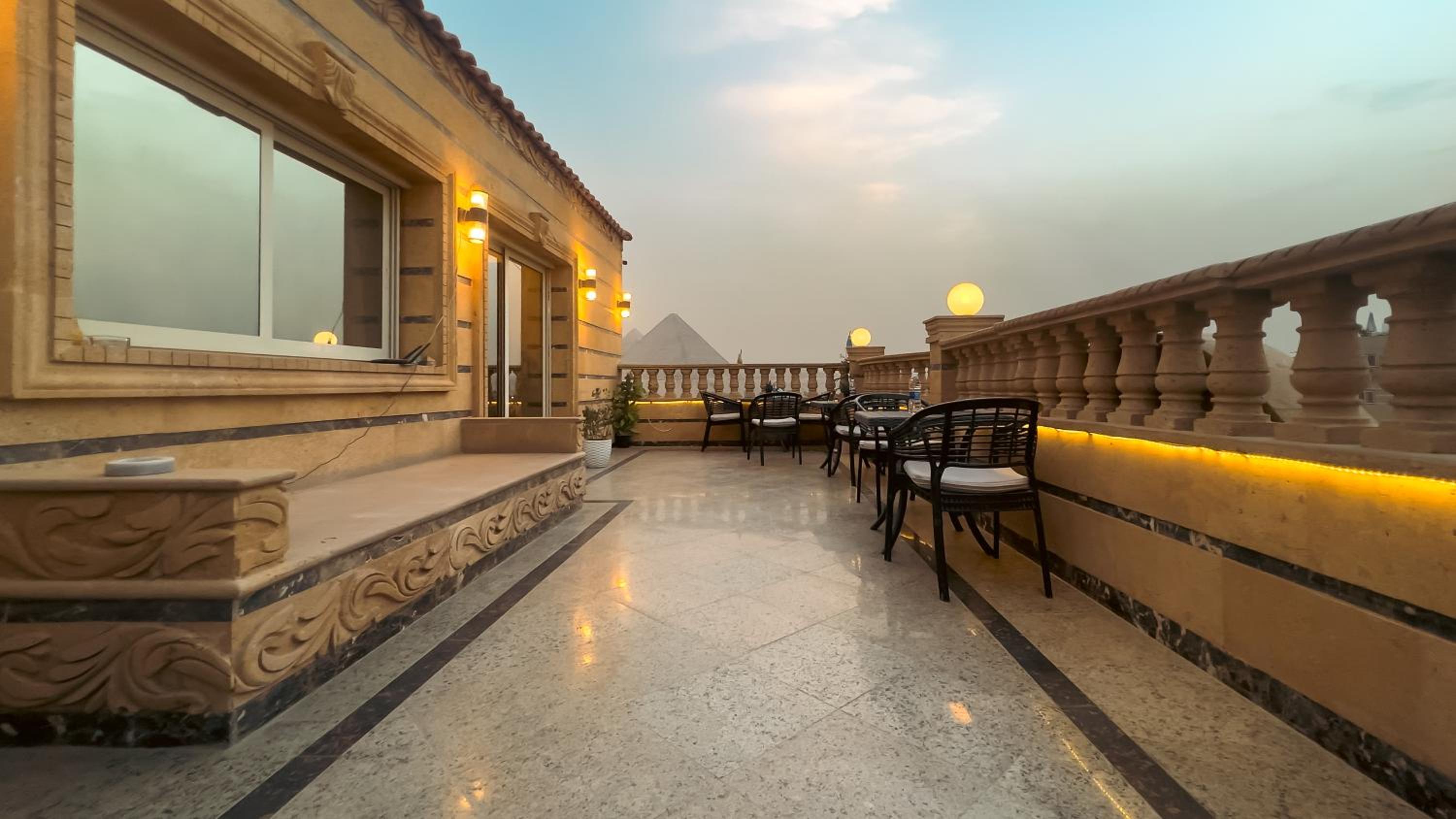 Crowne Pyramids View inn