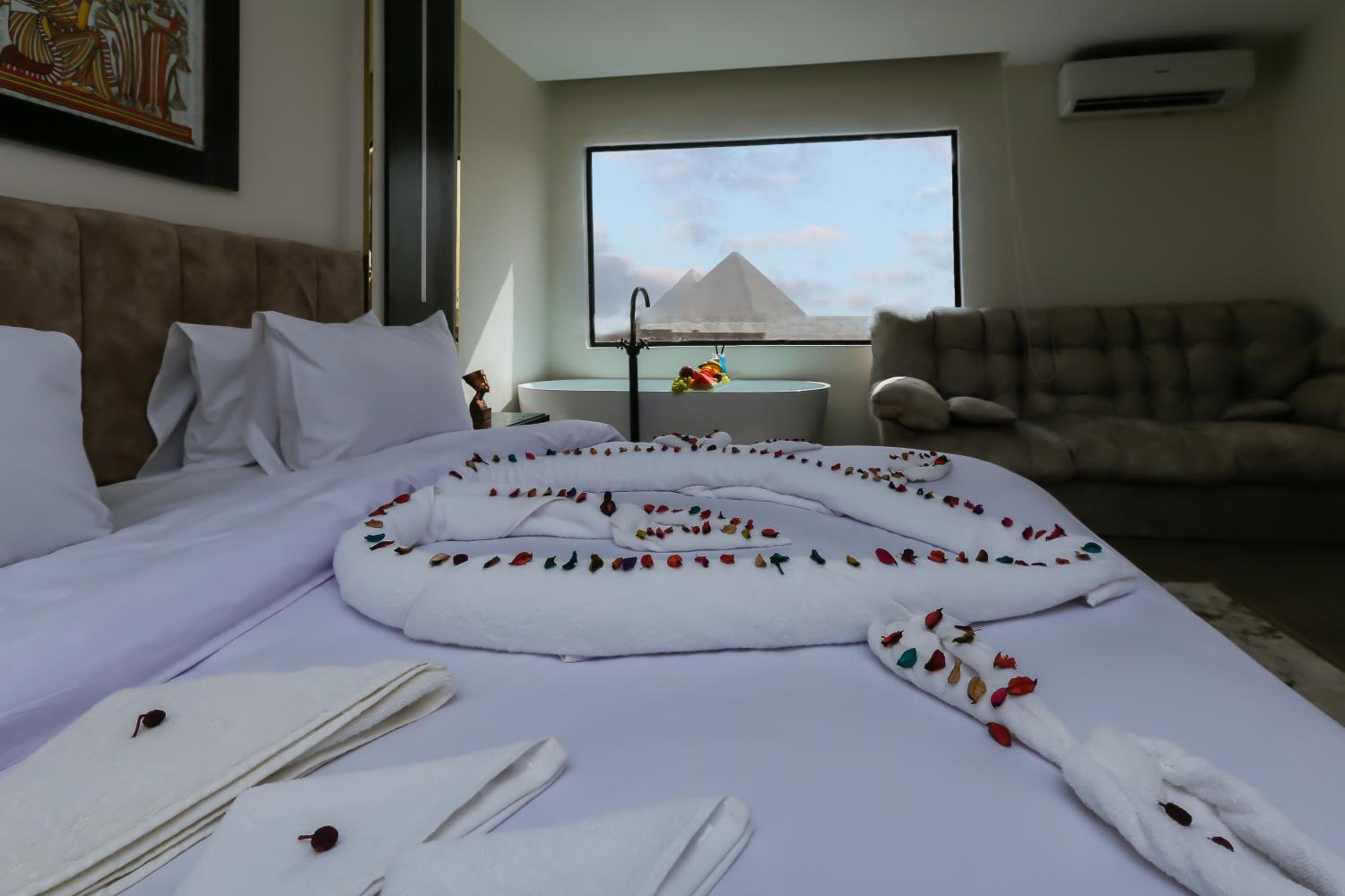Crowne Pyramids View inn