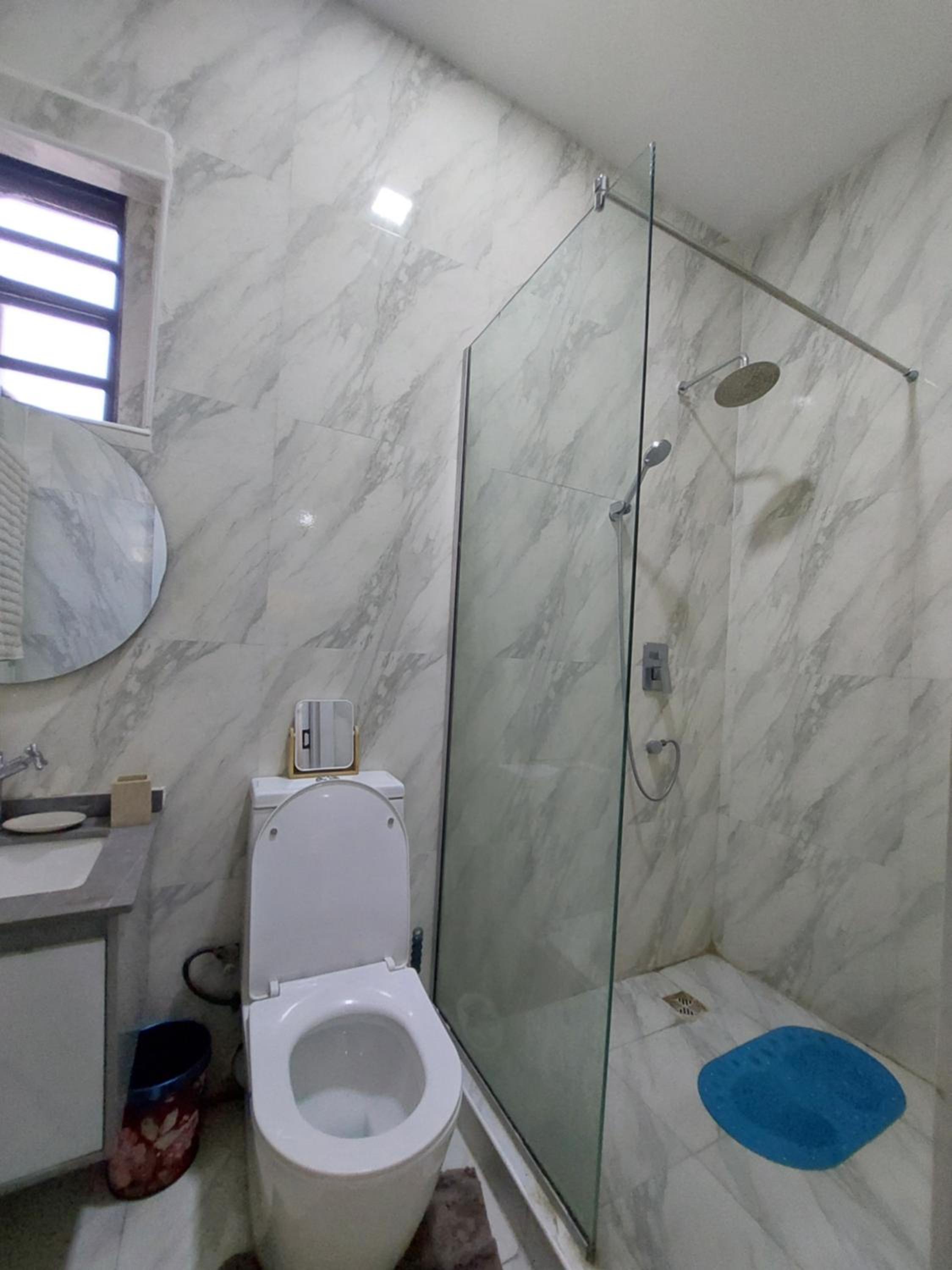 3Bed Profssnal & Family Friendly with Swimming pool, Work Stns, PS5, Gym & near Beaches view 3