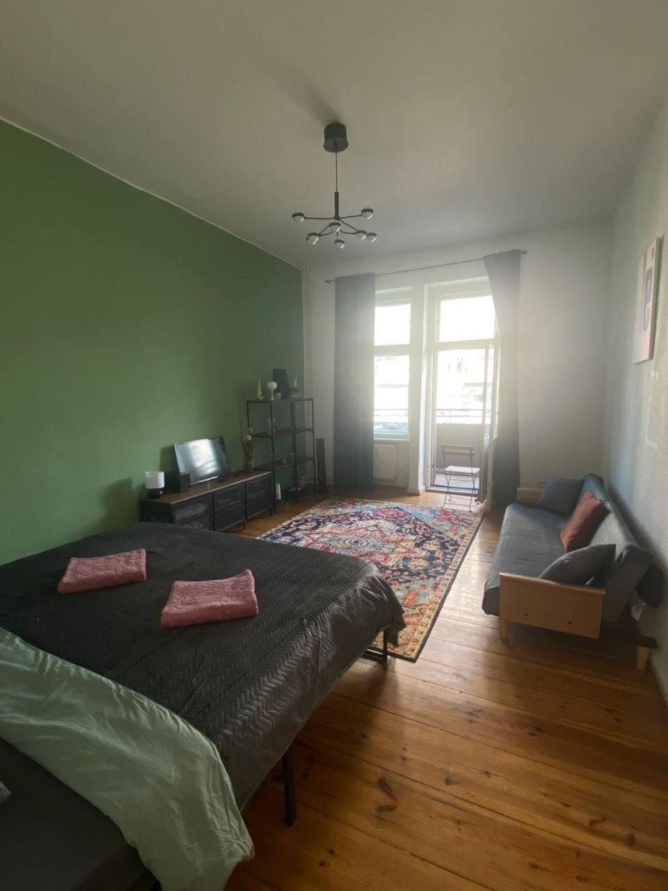 Stylish 2-room Apartment with Balcony Next to East Side Gallery